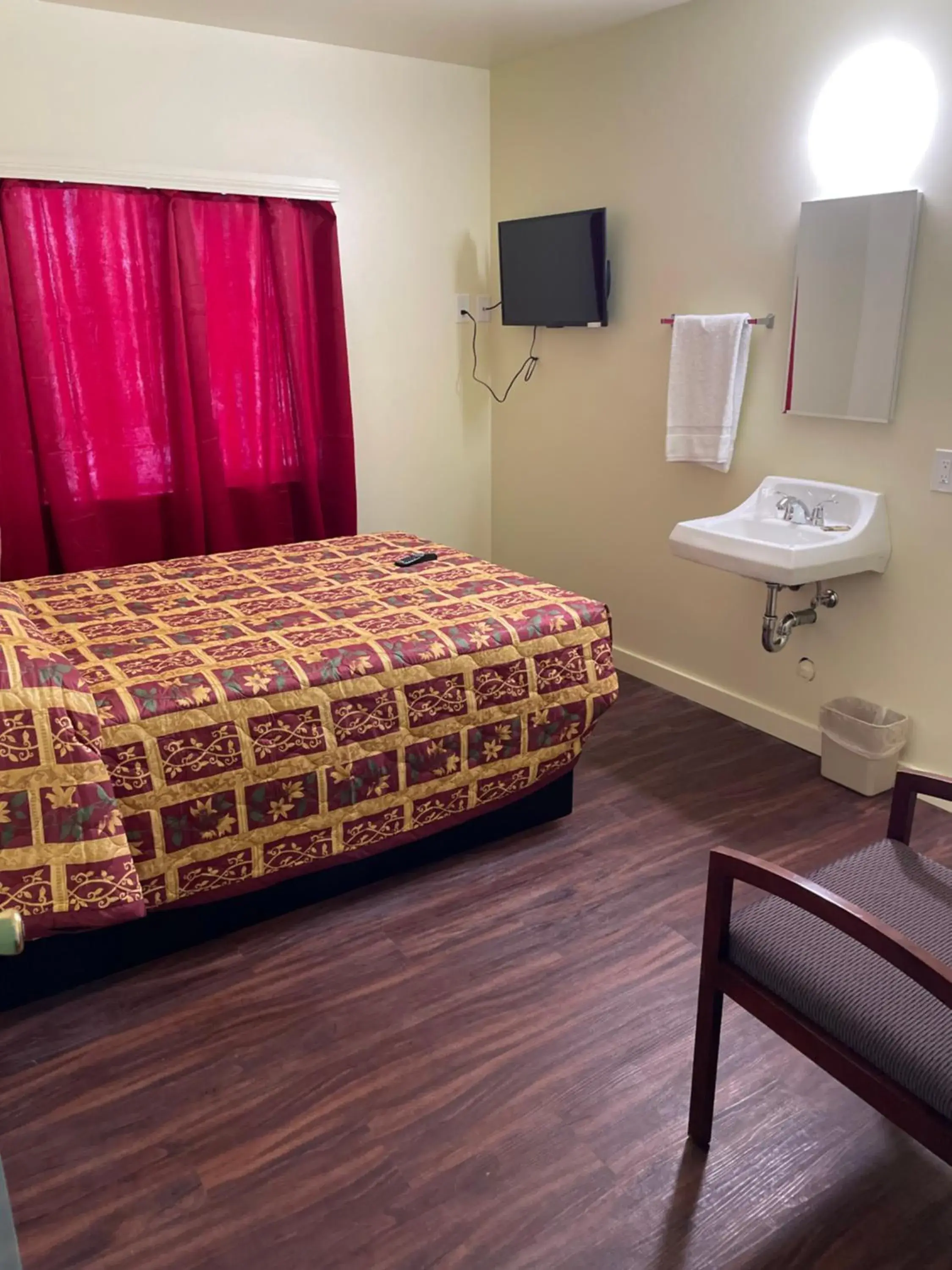 Double Room with Shared Bathroom - single occupancy in Randolph Hotel Double Room with Shared Bathroom - single occupancy in Randolph Hotel