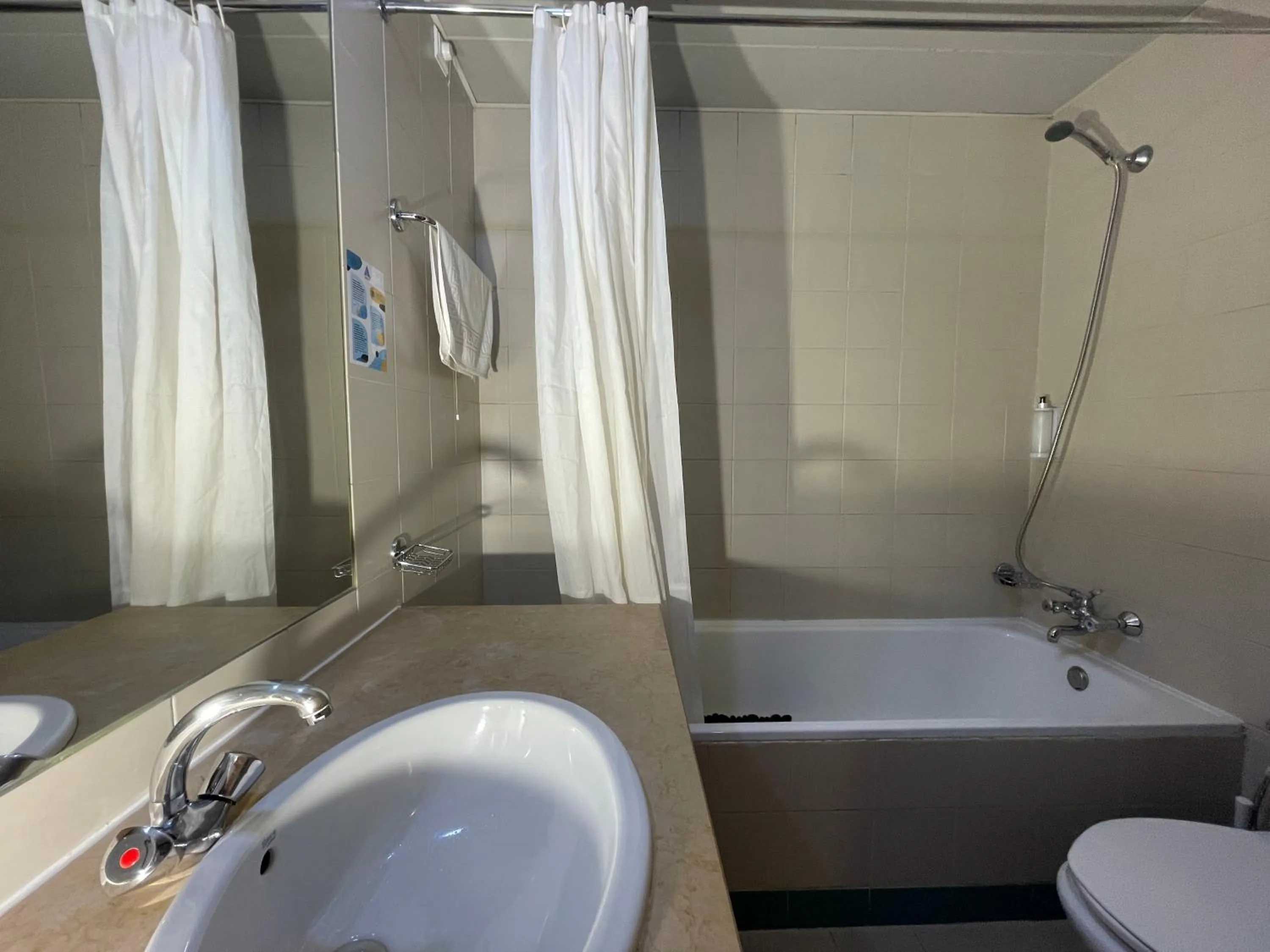 Shower in HI Bragança – Pousada de Juventude