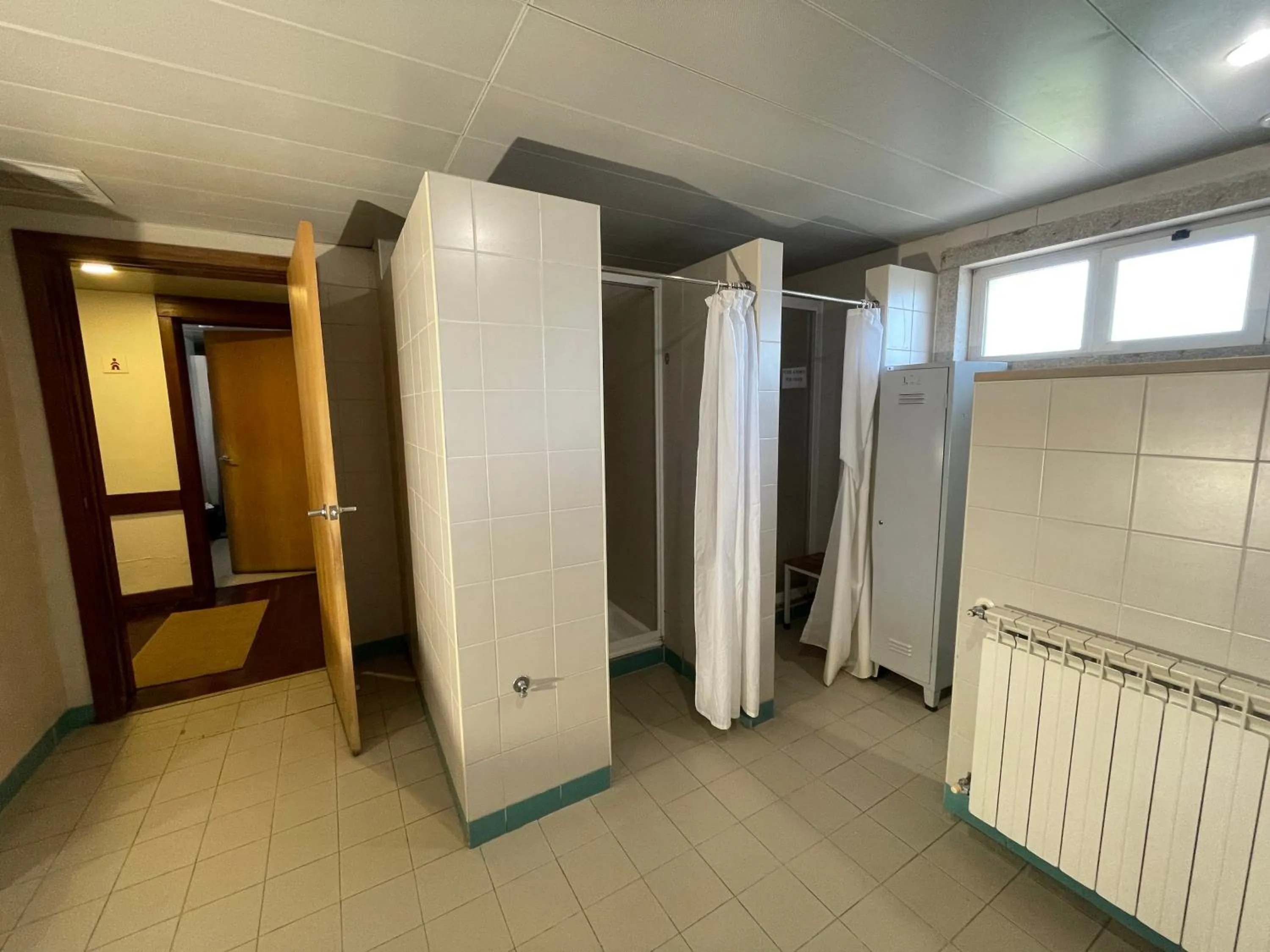 Shower in HI Bragança – Pousada de Juventude