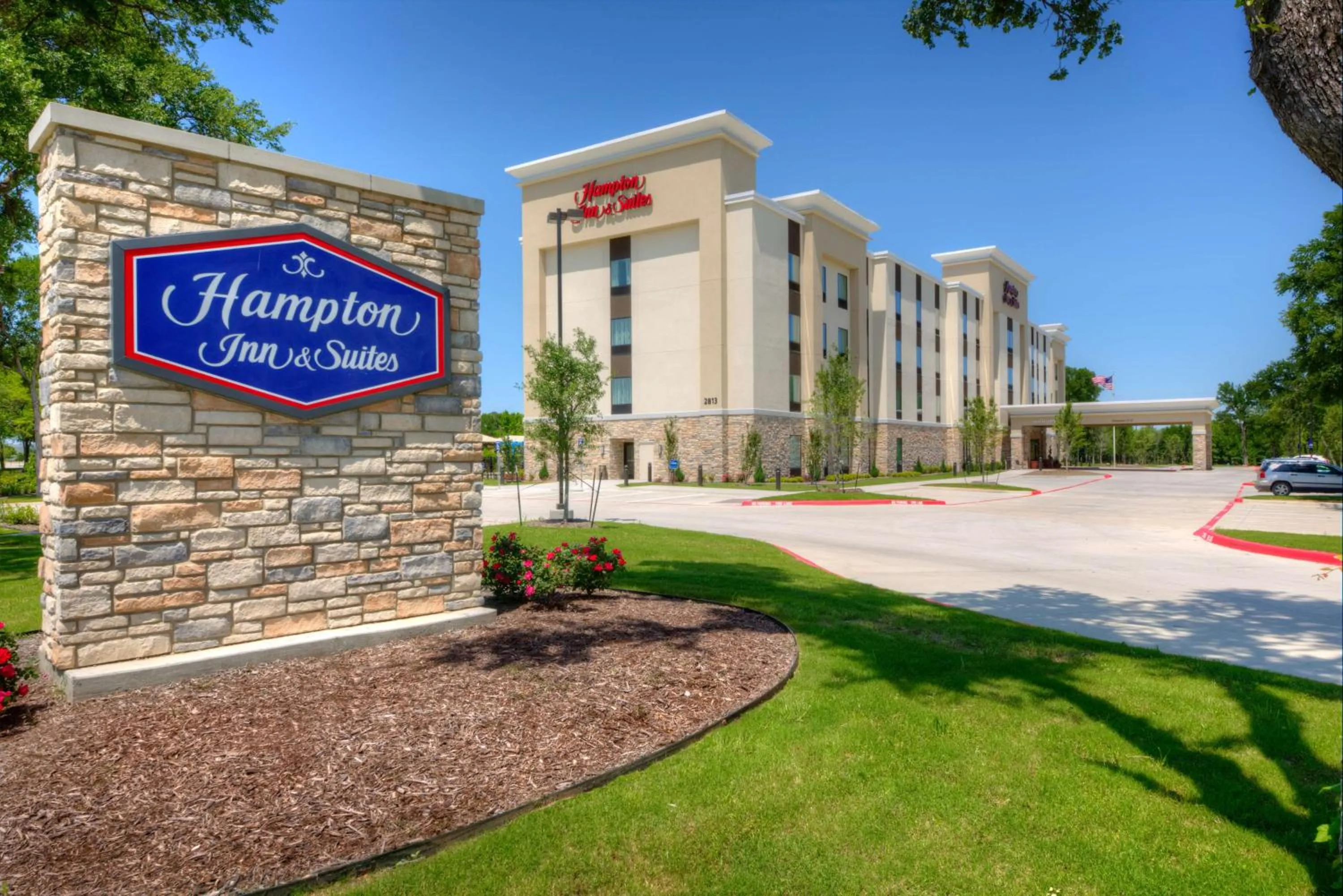 Property building in Hampton Inn & Suites Dallas/Plano-East