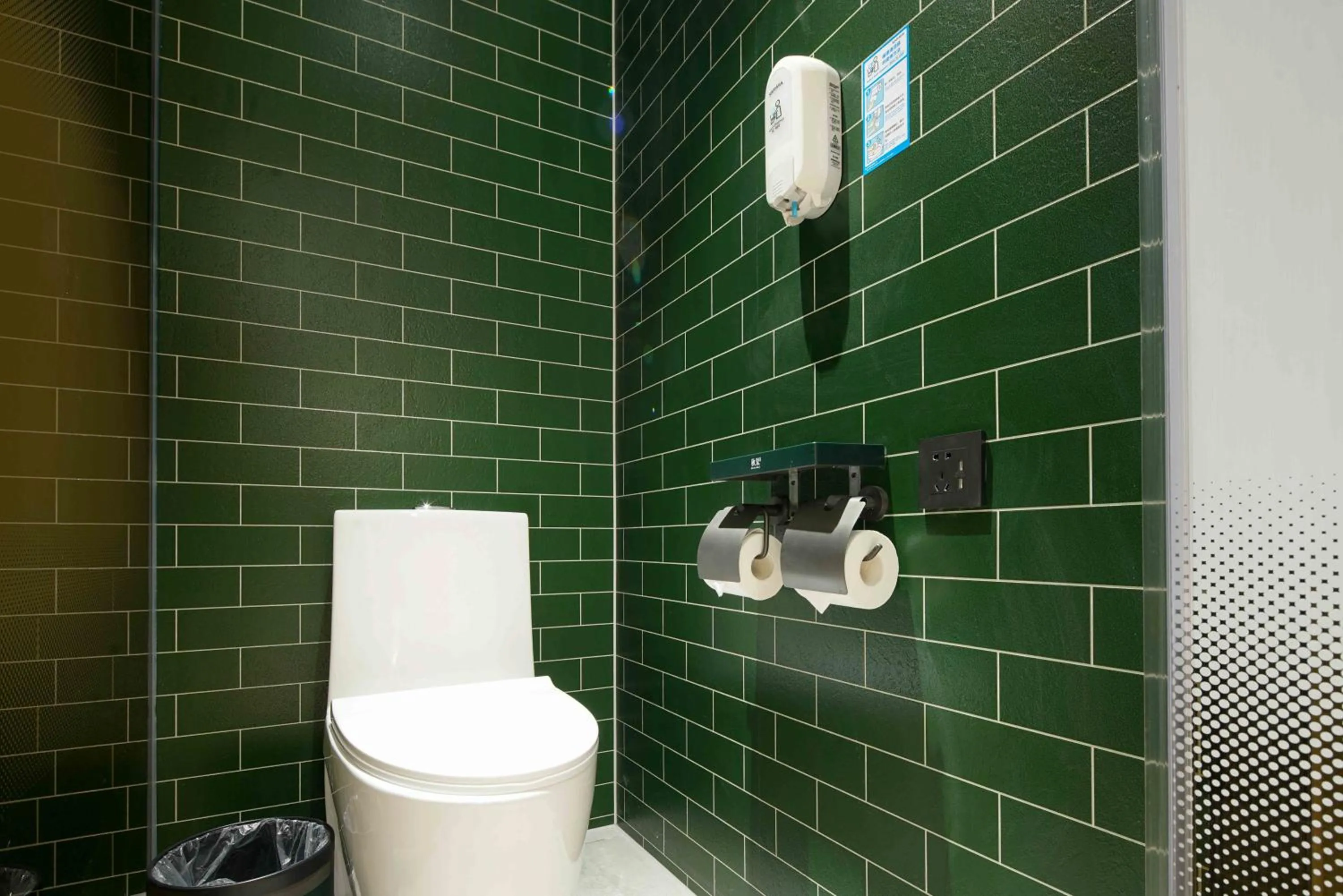 Toilet in Qiu Guo Hotel Beijing Tiantan Fangzhuang Subway Station