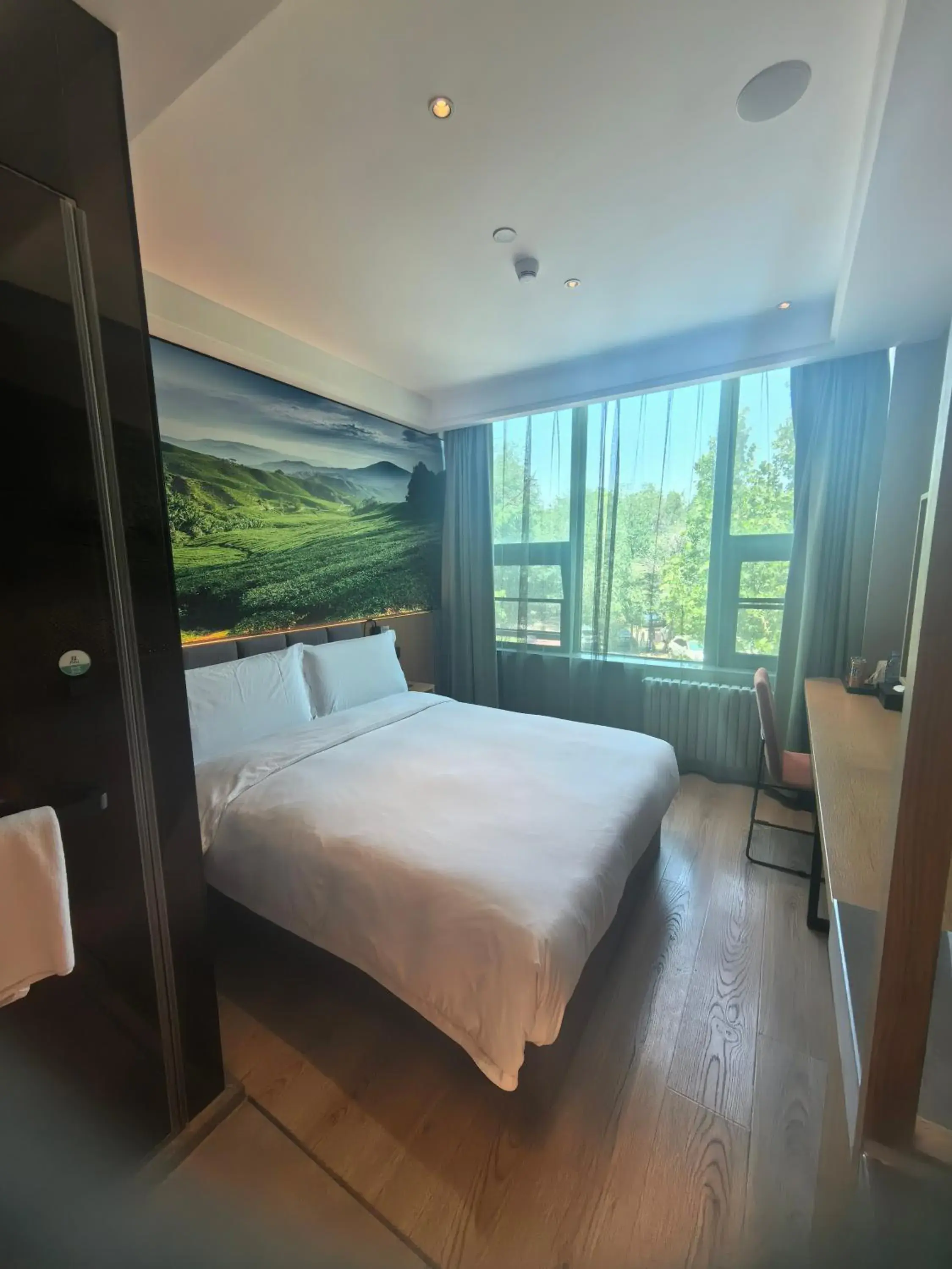 Property logo or sign, Bed in Qiu Guo Hotel Beijing Tiantan Fangzhuang Subway Station Property logo or sign, Bed in Qiu Guo Hotel Beijing Tiantan Fangzhuang Subway Station