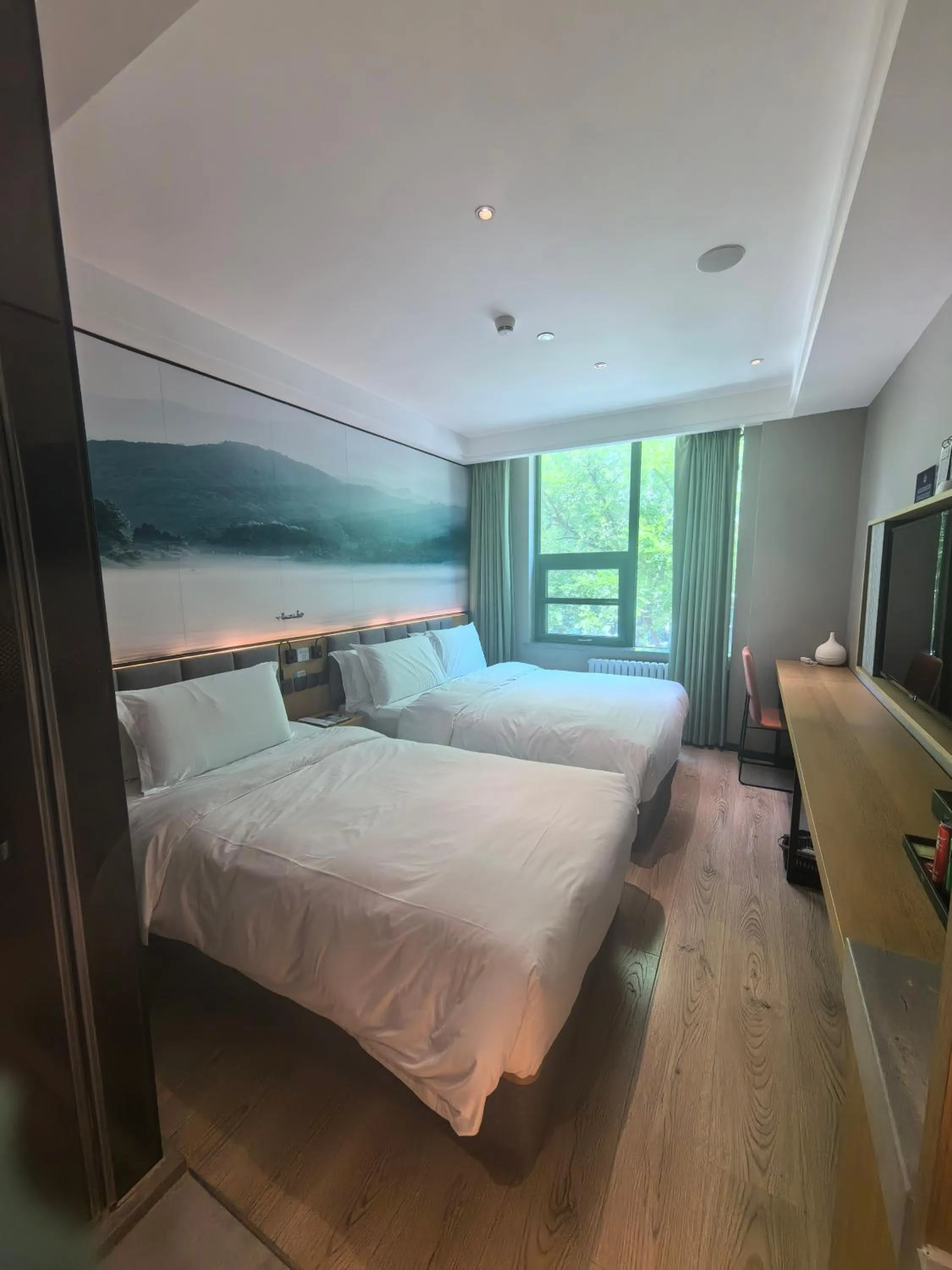 Photo of the whole room, Bed in Qiu Guo Hotel Beijing Tiantan Fangzhuang Subway Station