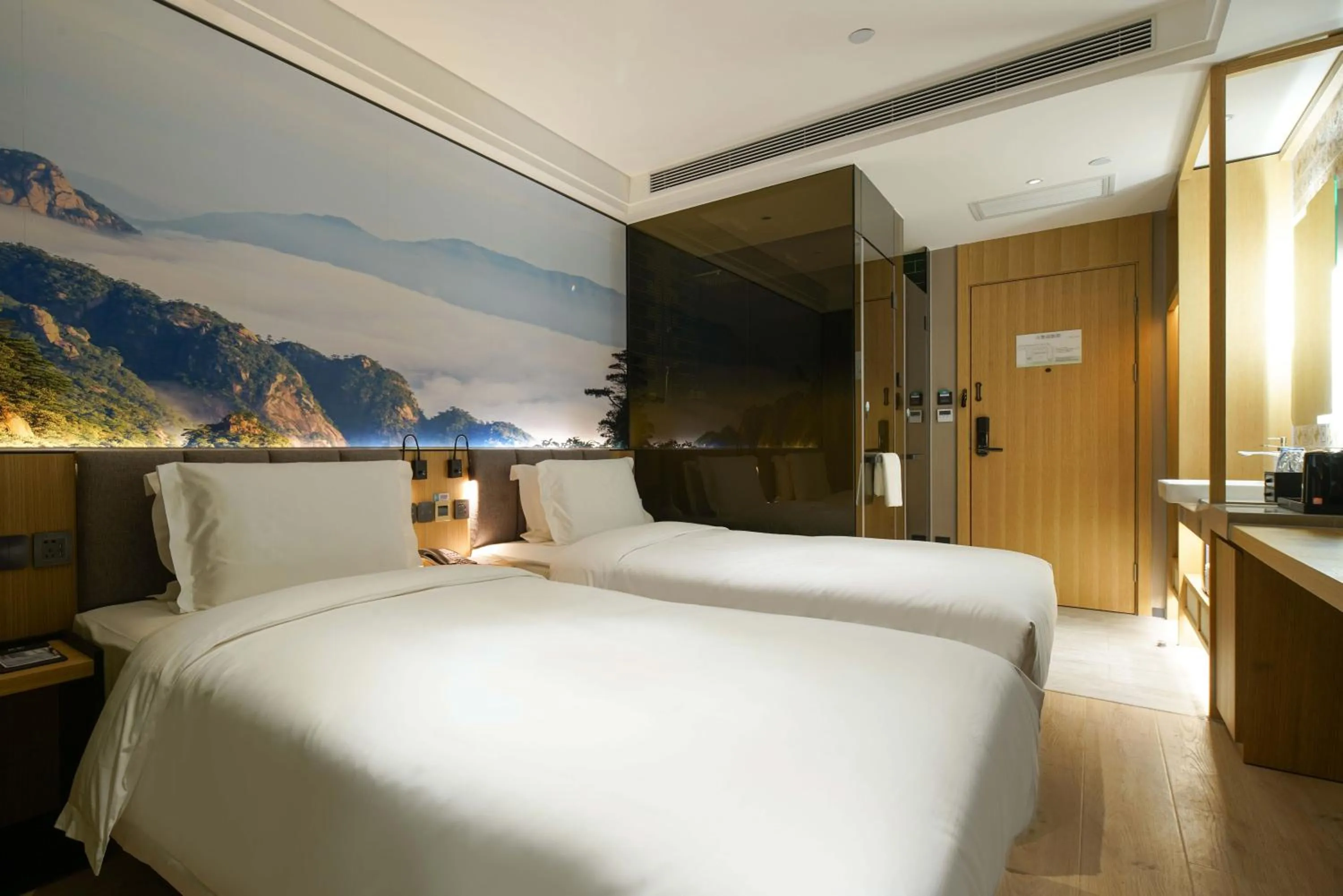 Photo of the whole room, Bed in Qiu Guo Hotel Beijing Tiantan Fangzhuang Subway Station