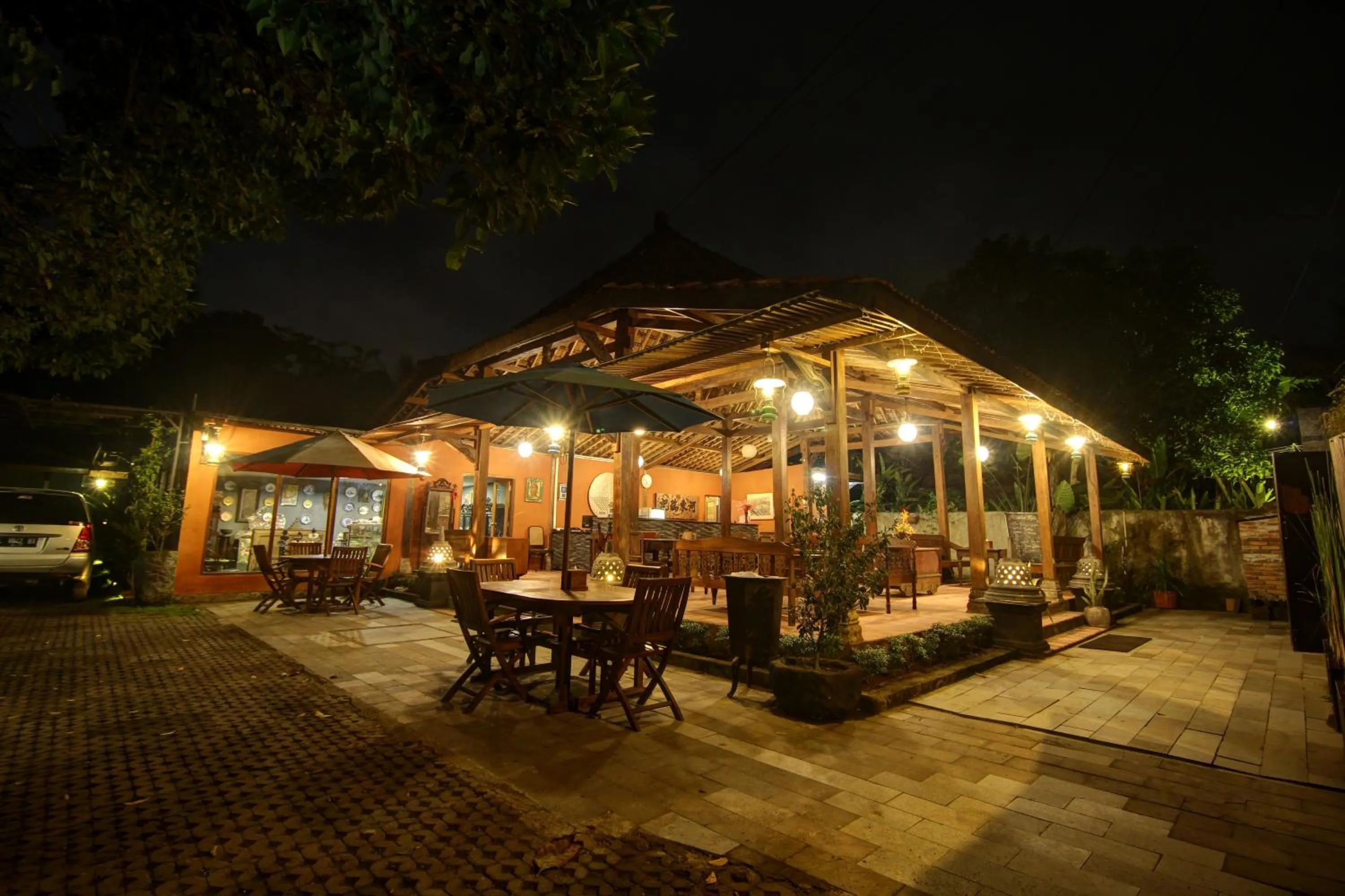 Restaurant/places to eat in Cempaka Villa