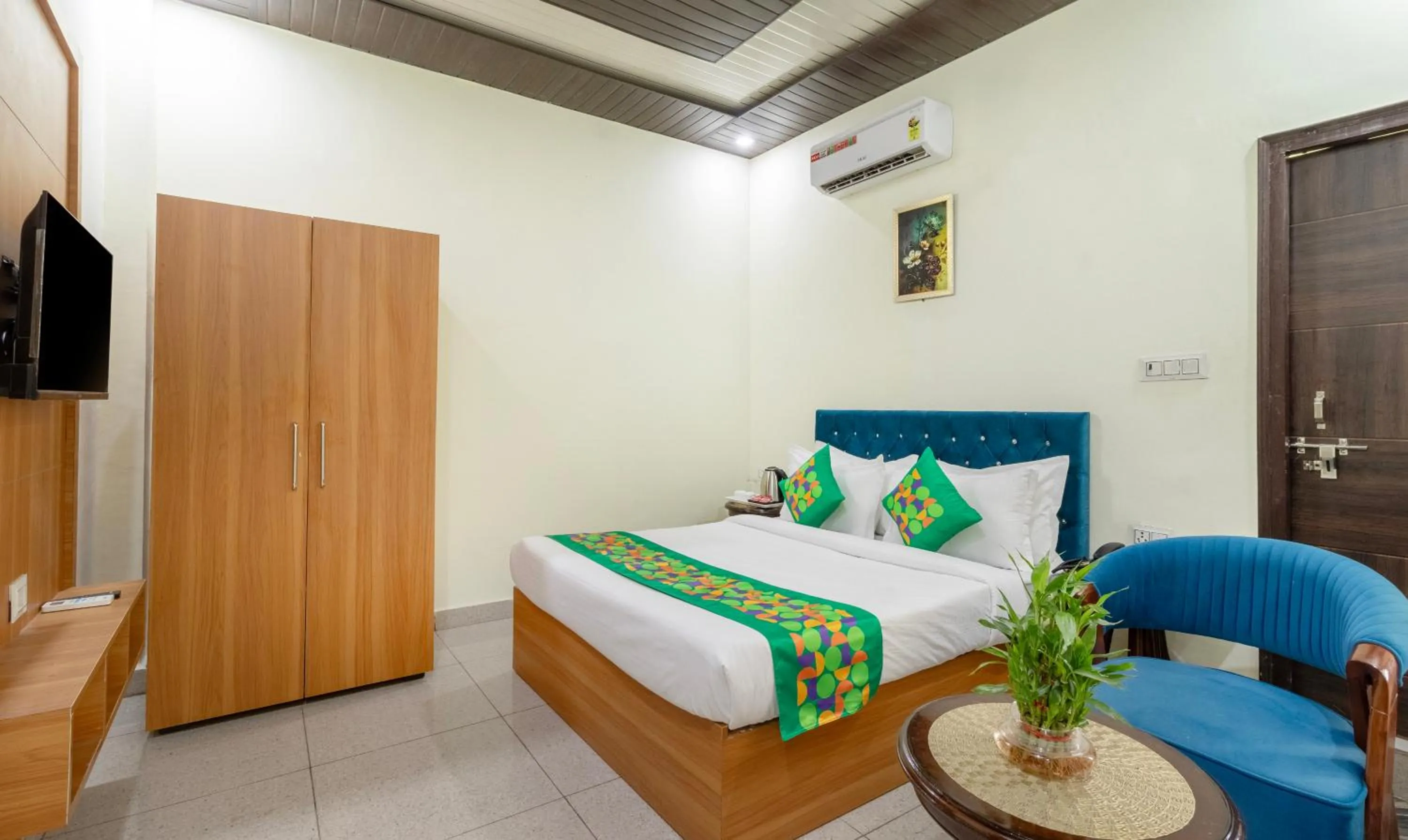 Bedroom, Bed in Treebo Corbett Hideout Dada'S