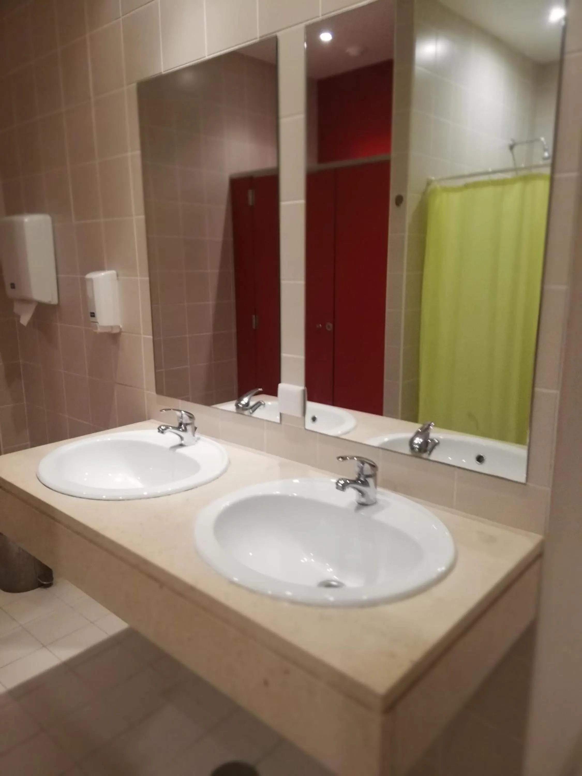 Bathroom in HI Tavira – Pousada de Juventude