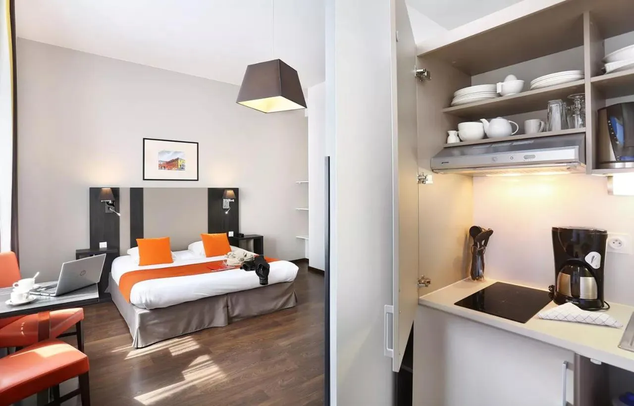 Kitchen or kitchenette, Bed in Appart Hotel Odalys City Toulouse Colombélie