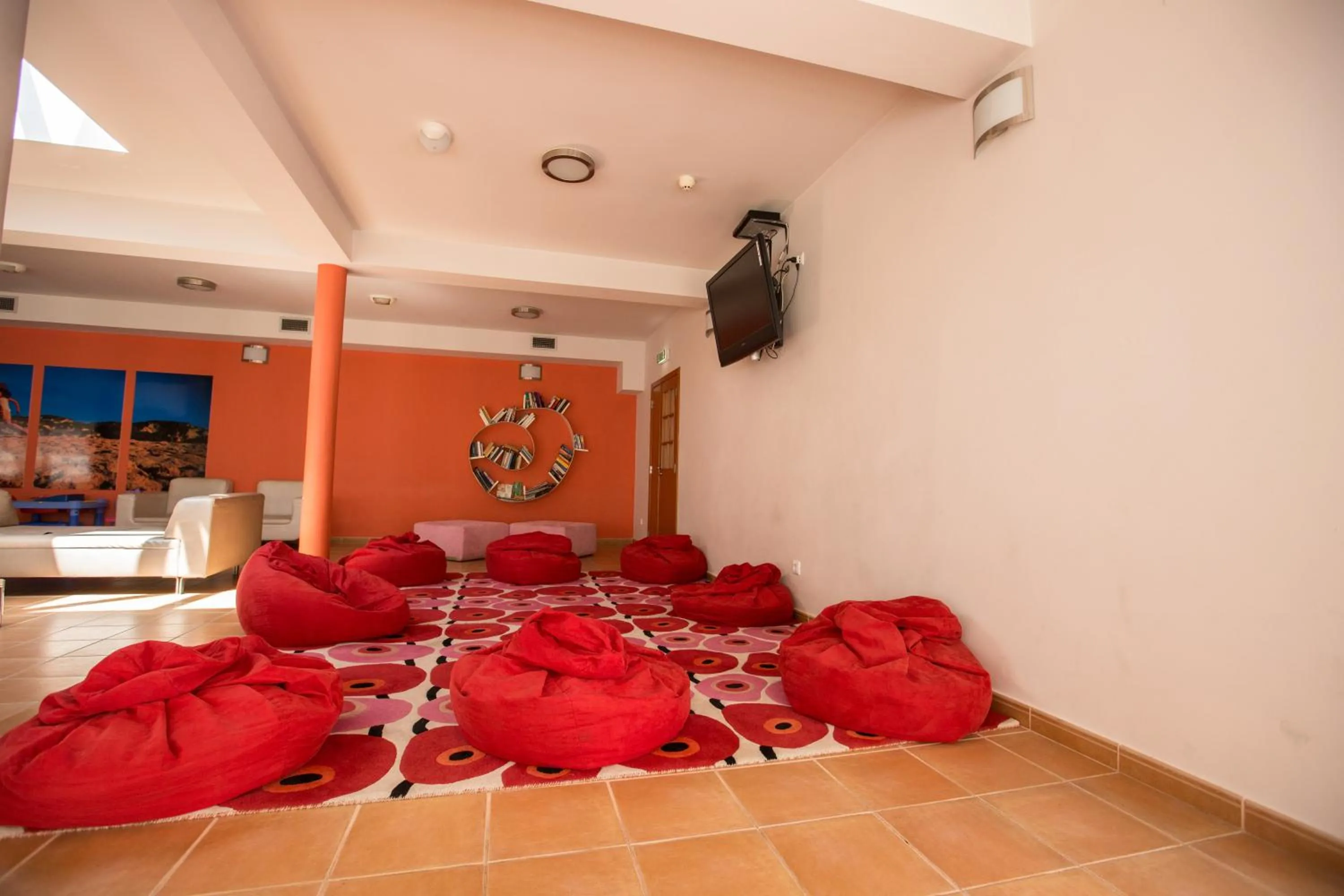Communal lounge/ TV room in HI Portimão - Pousada de Juventude