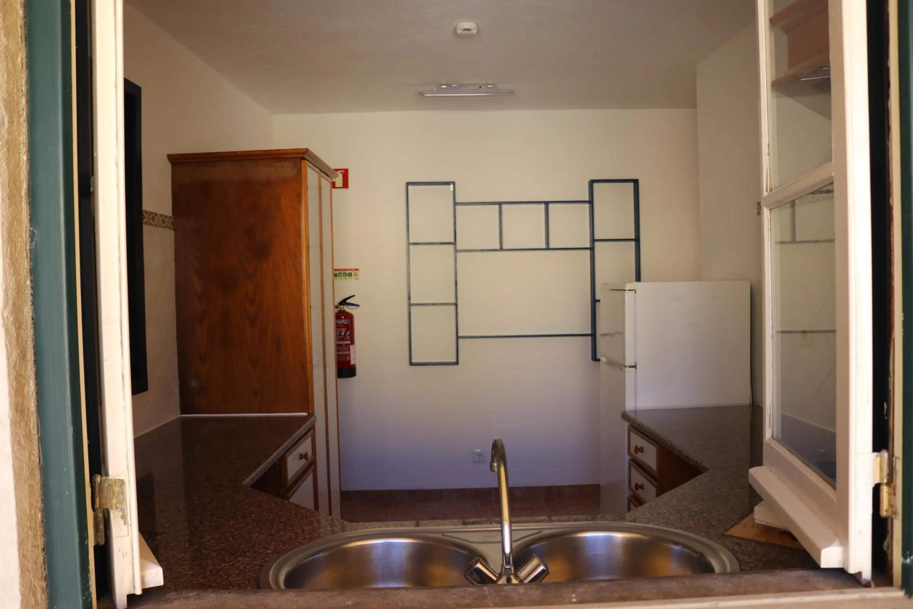 Kitchen or kitchenette in HI Oeiras – Pousada de Juventude