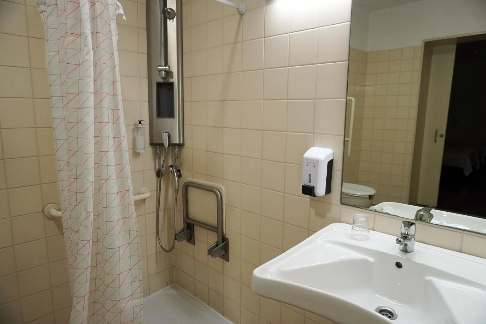 Bathroom in HI Guimaraes - Pousada de Juventude