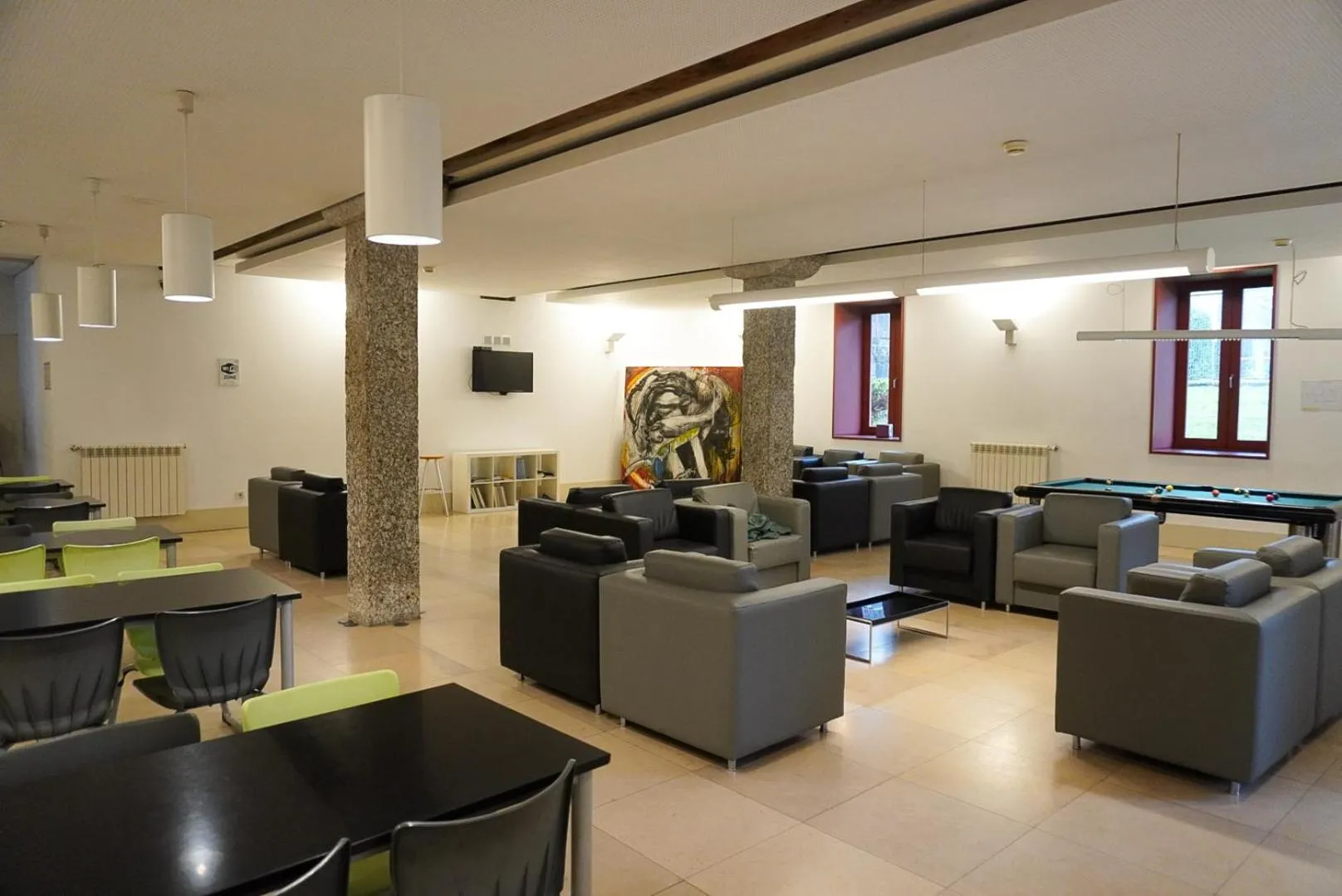 Communal lounge/ TV room in HI Guimaraes - Pousada de Juventude