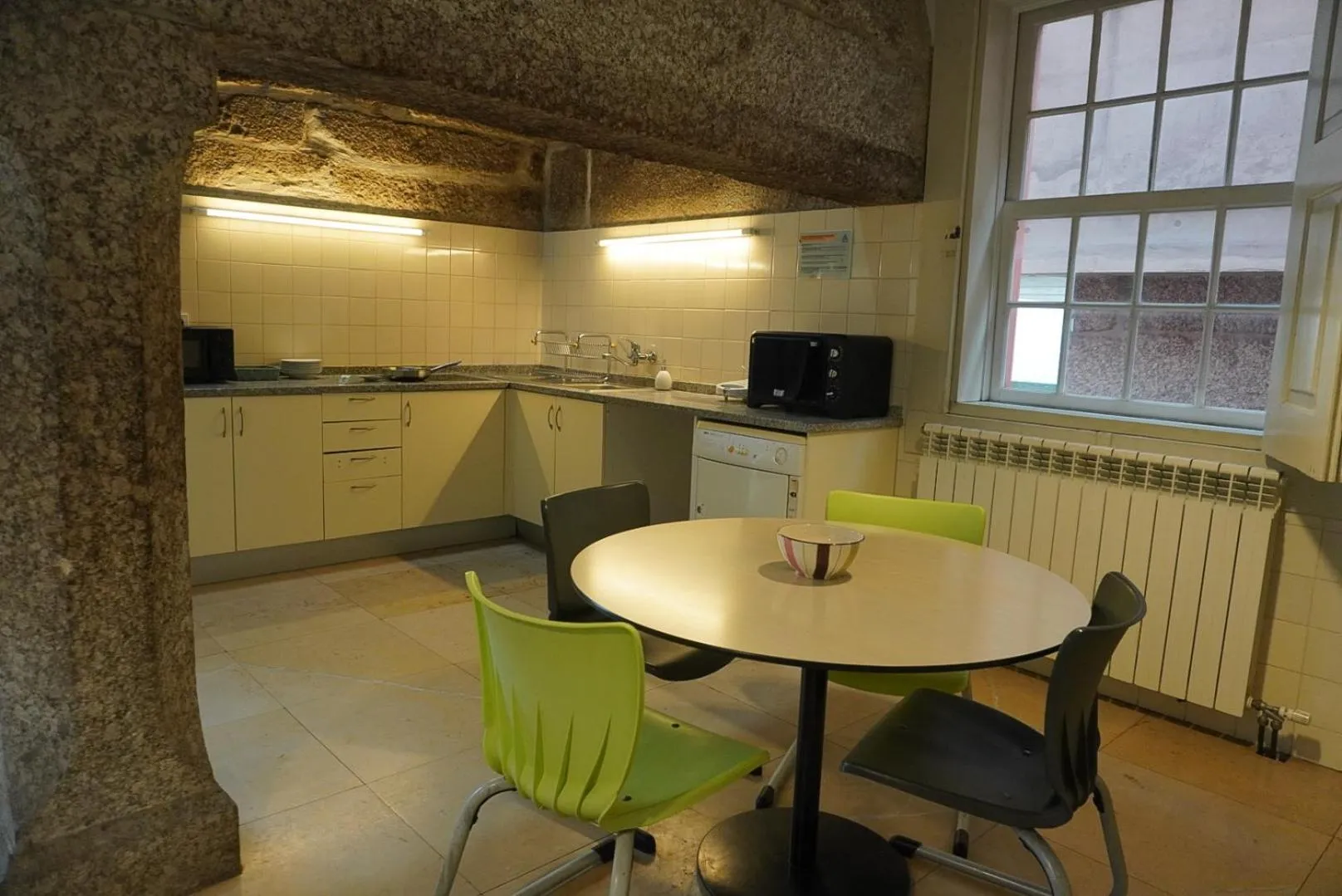 Kitchen or kitchenette in HI Guimaraes - Pousada de Juventude
