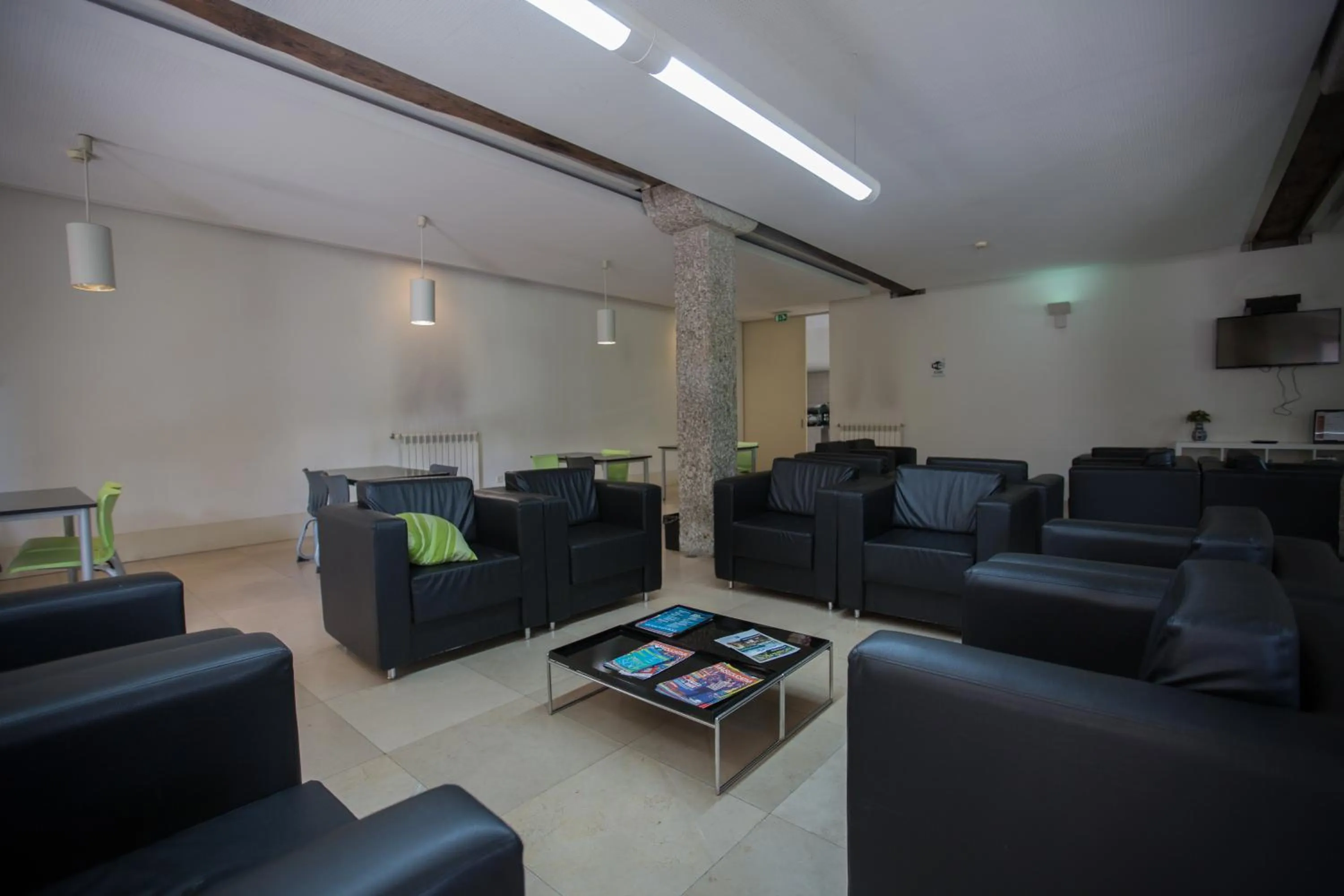 Communal lounge/ TV room in HI Guimaraes - Pousada de Juventude