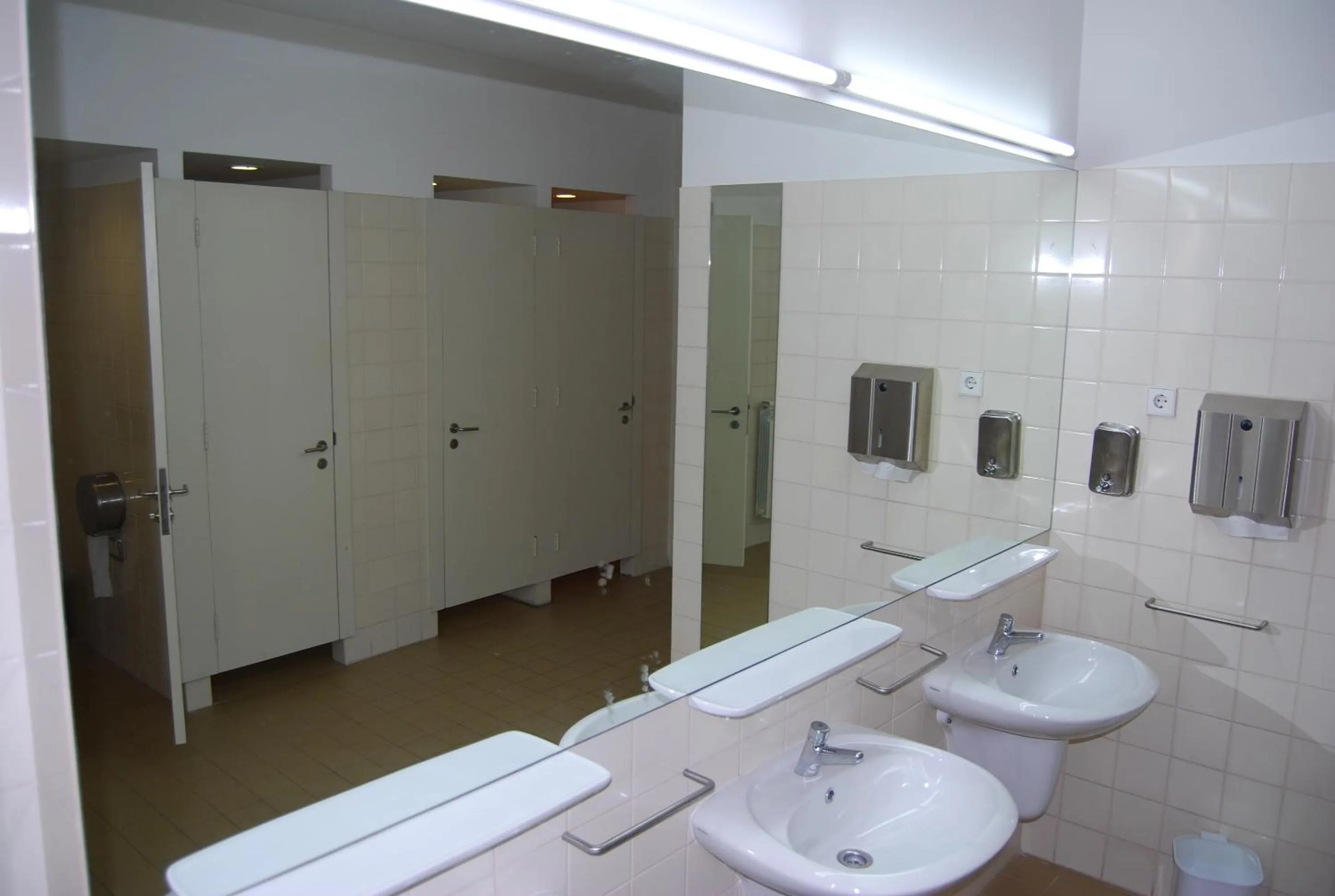 Shower in HI Guimaraes - Pousada de Juventude