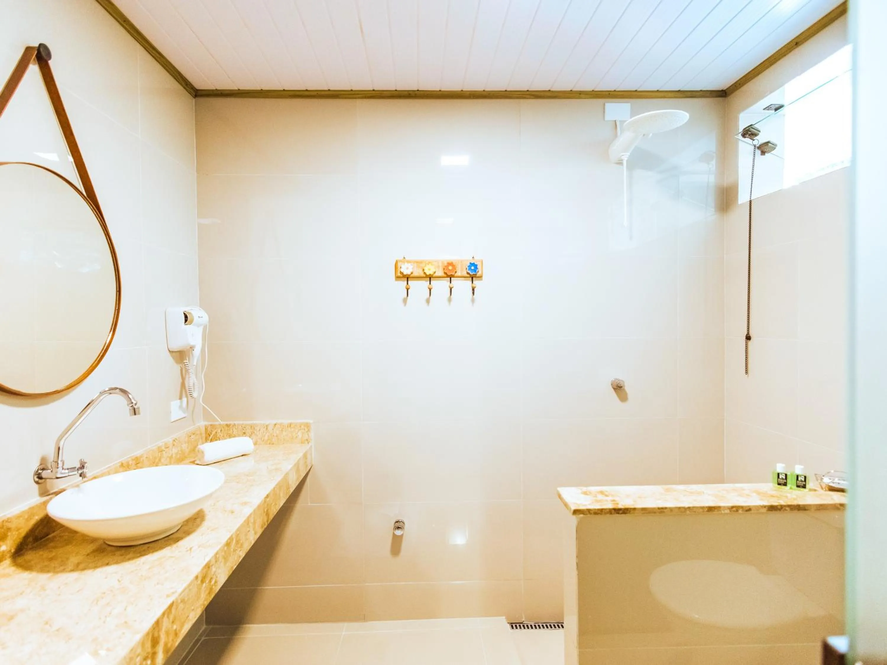 Shower in VELINN Pousada Praia do Perequê