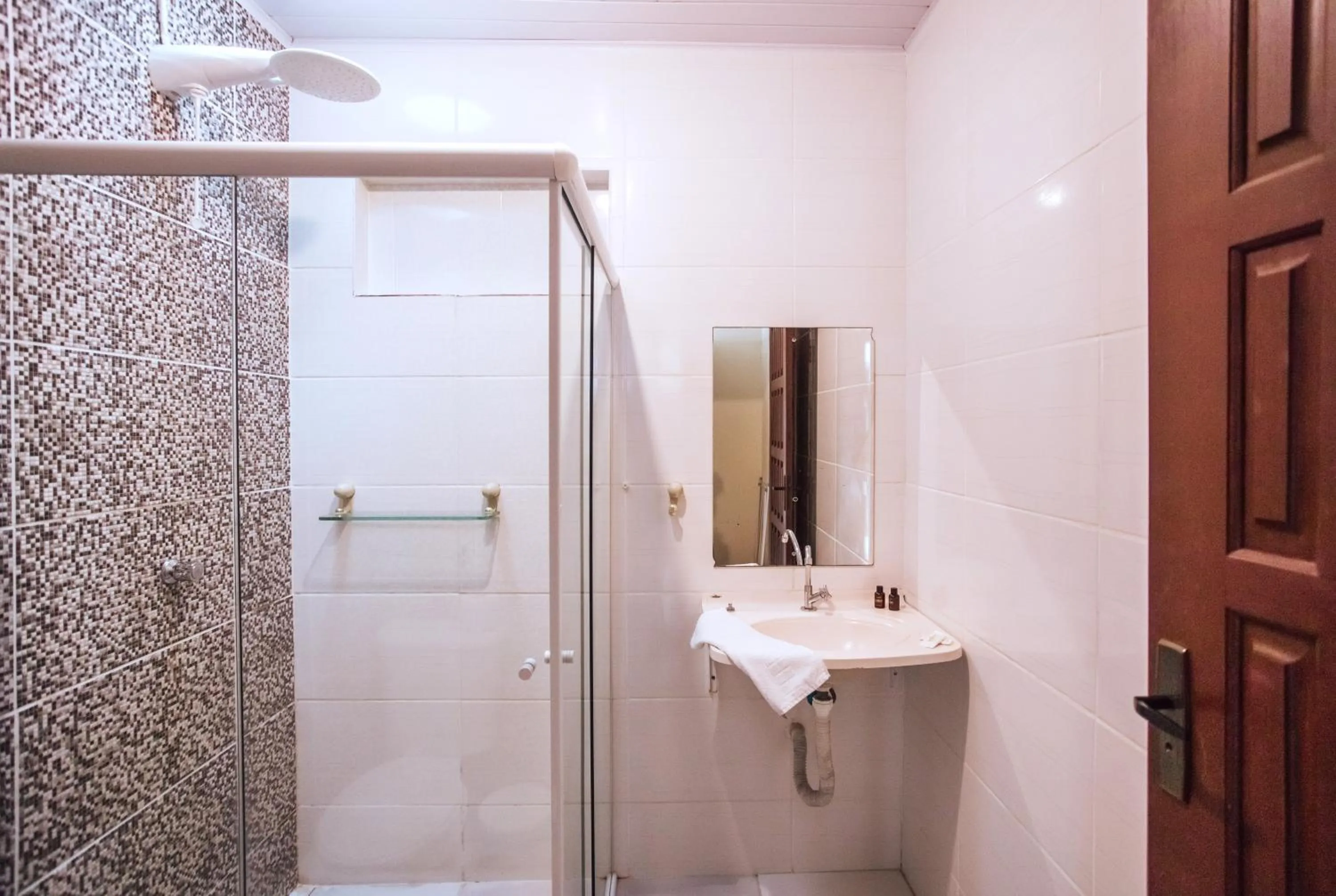 Shower in VELINN Pousada Praia do Perequê