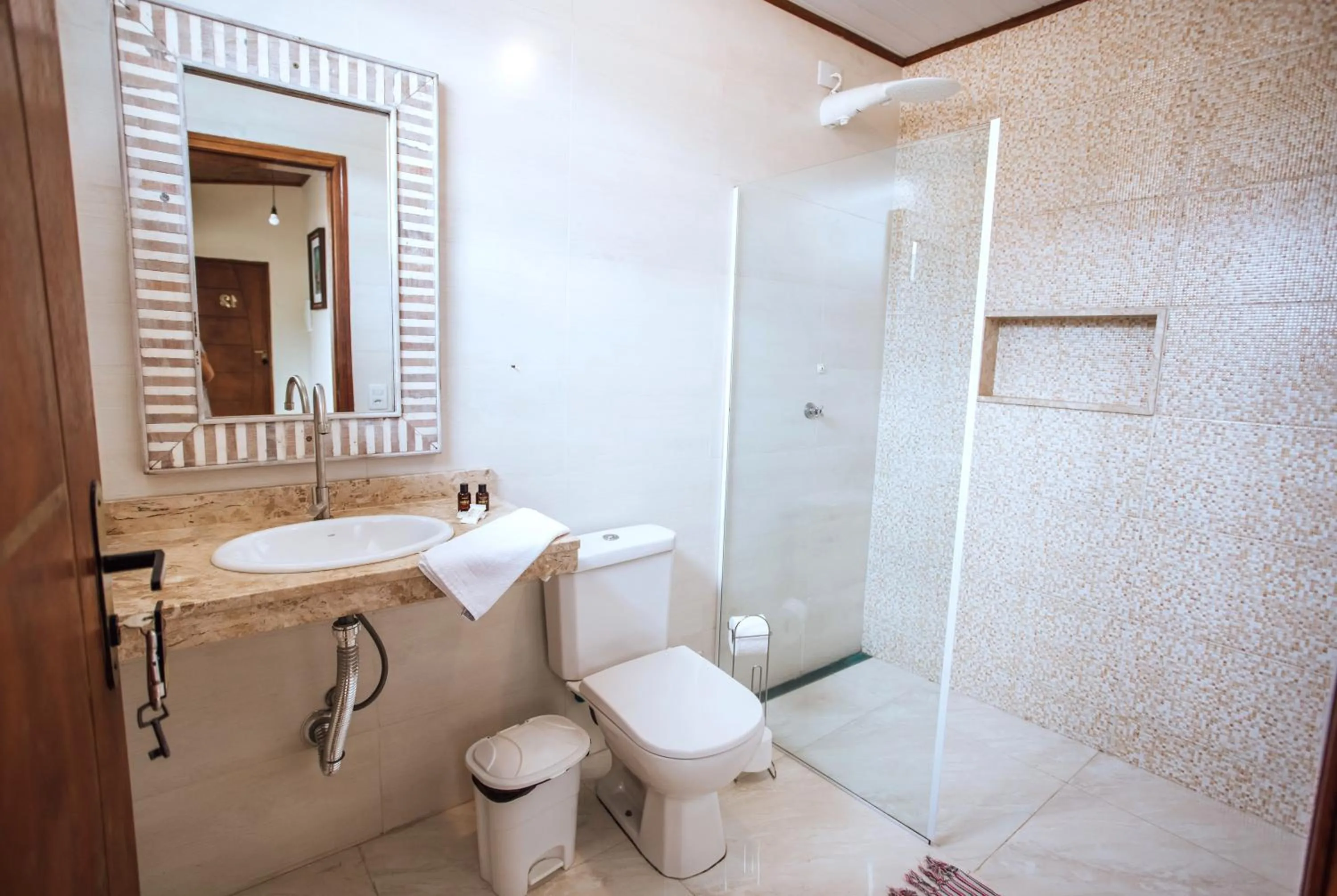 Shower in VELINN Pousada Praia do Perequê