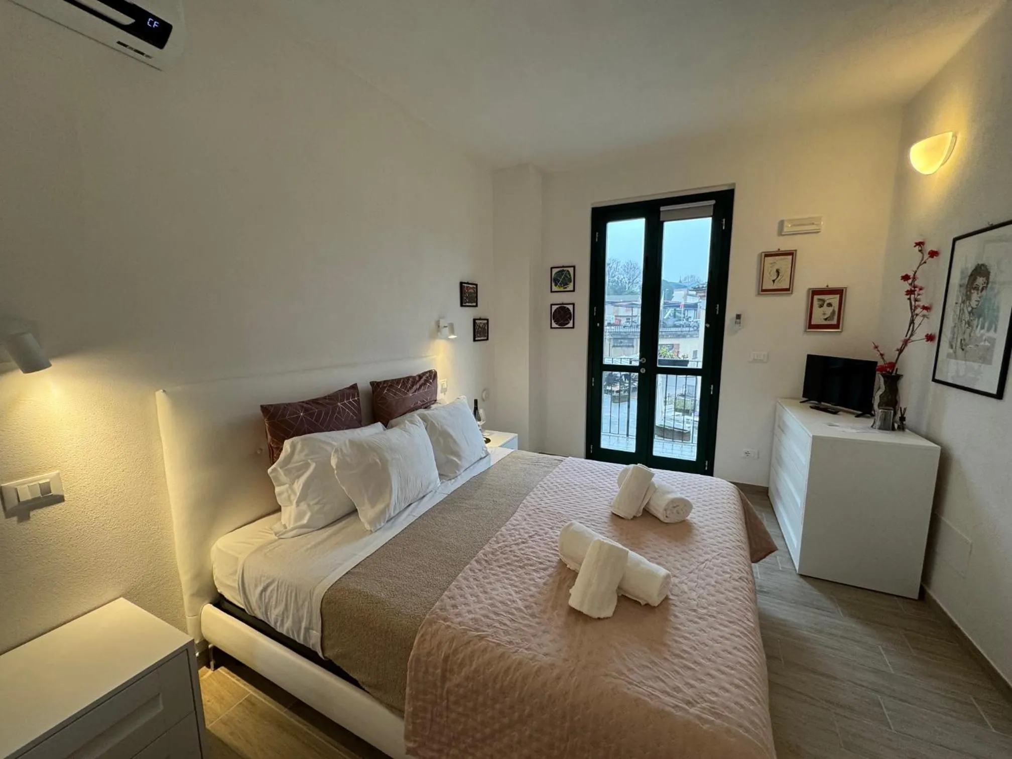 TV and multimedia, Bed in Albergo Tenco by Bottega