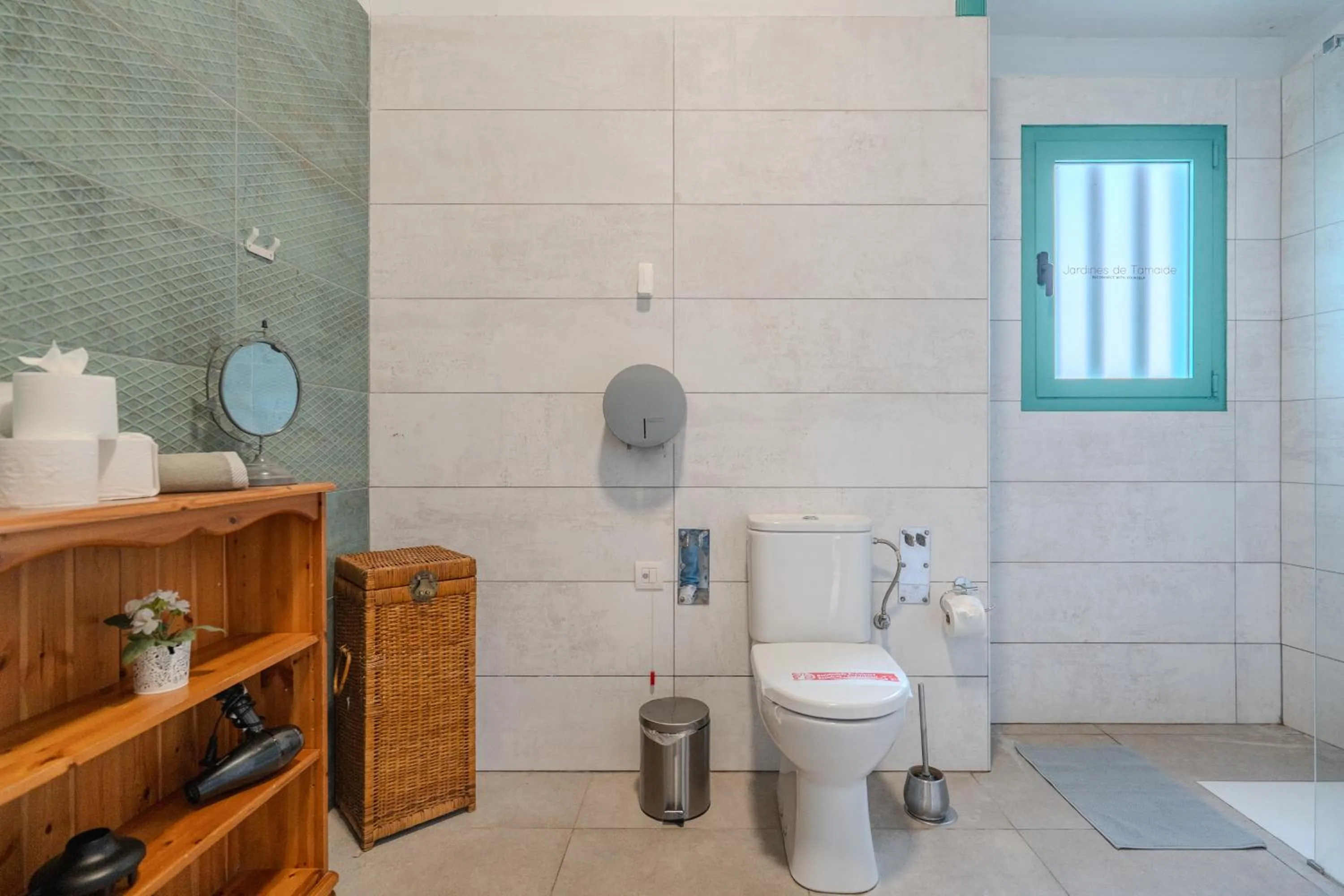 Shower in Jardines de Tamaide