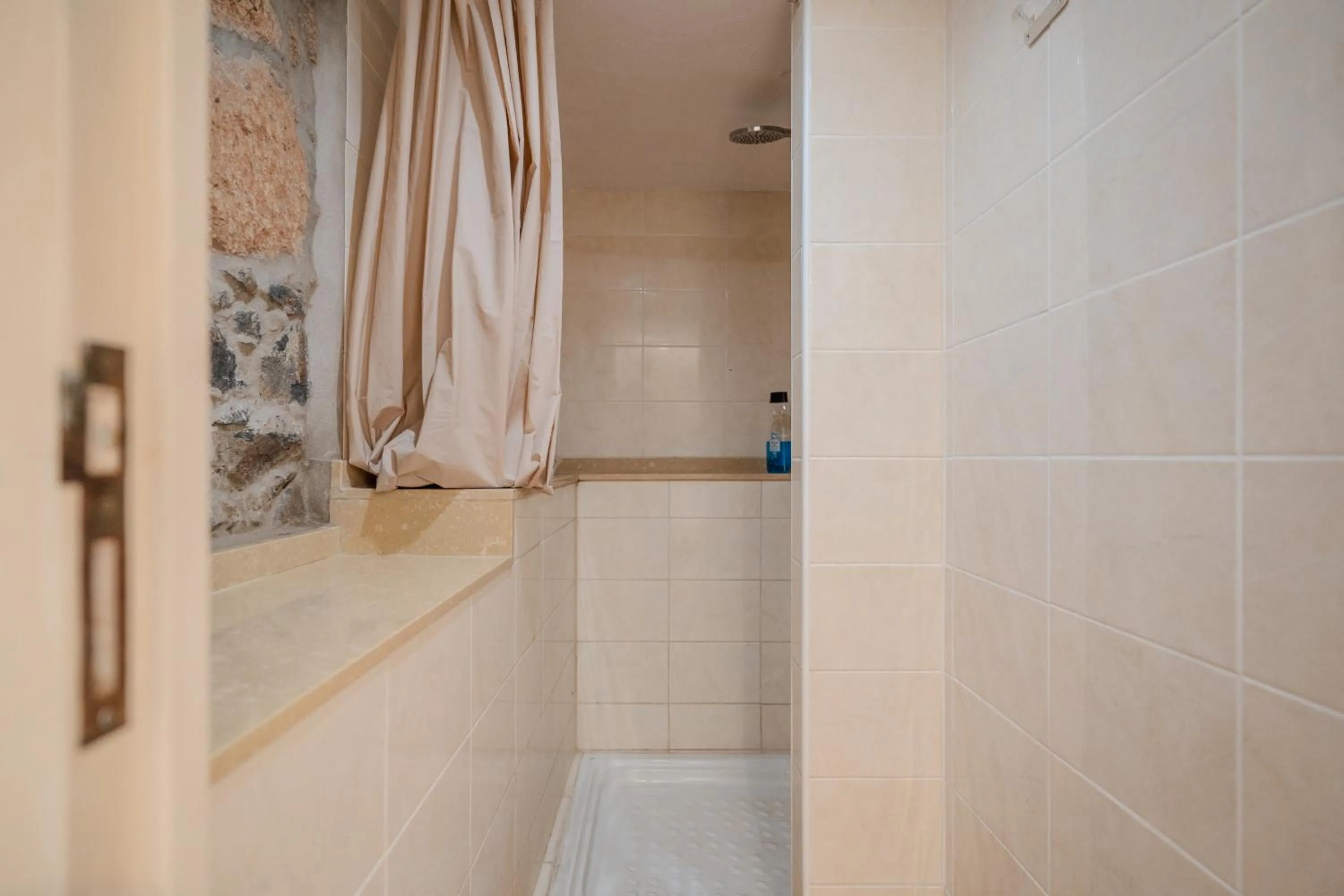 Shower in Jardines de Tamaide
