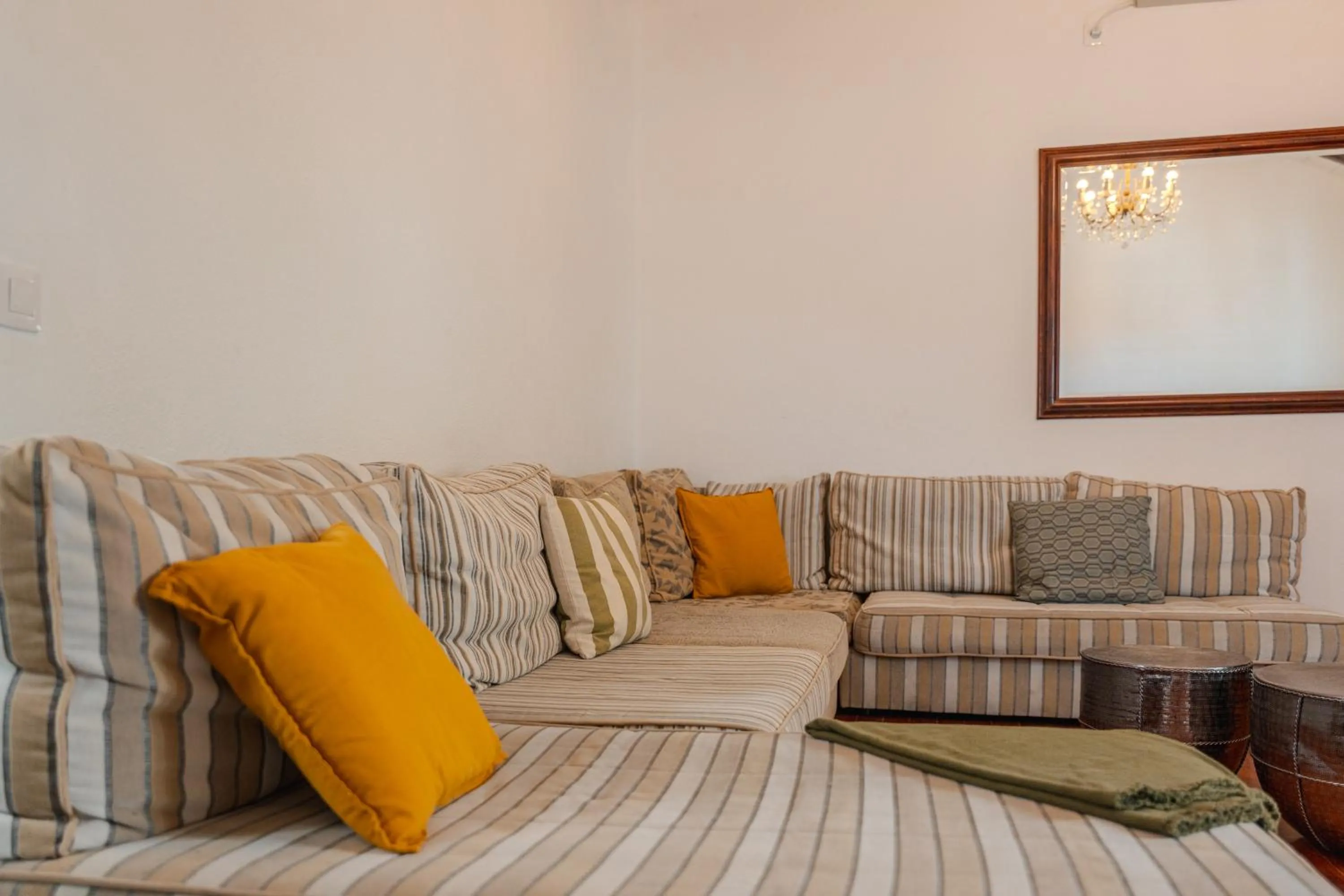 Living room, Bed in Jardines de Tamaide