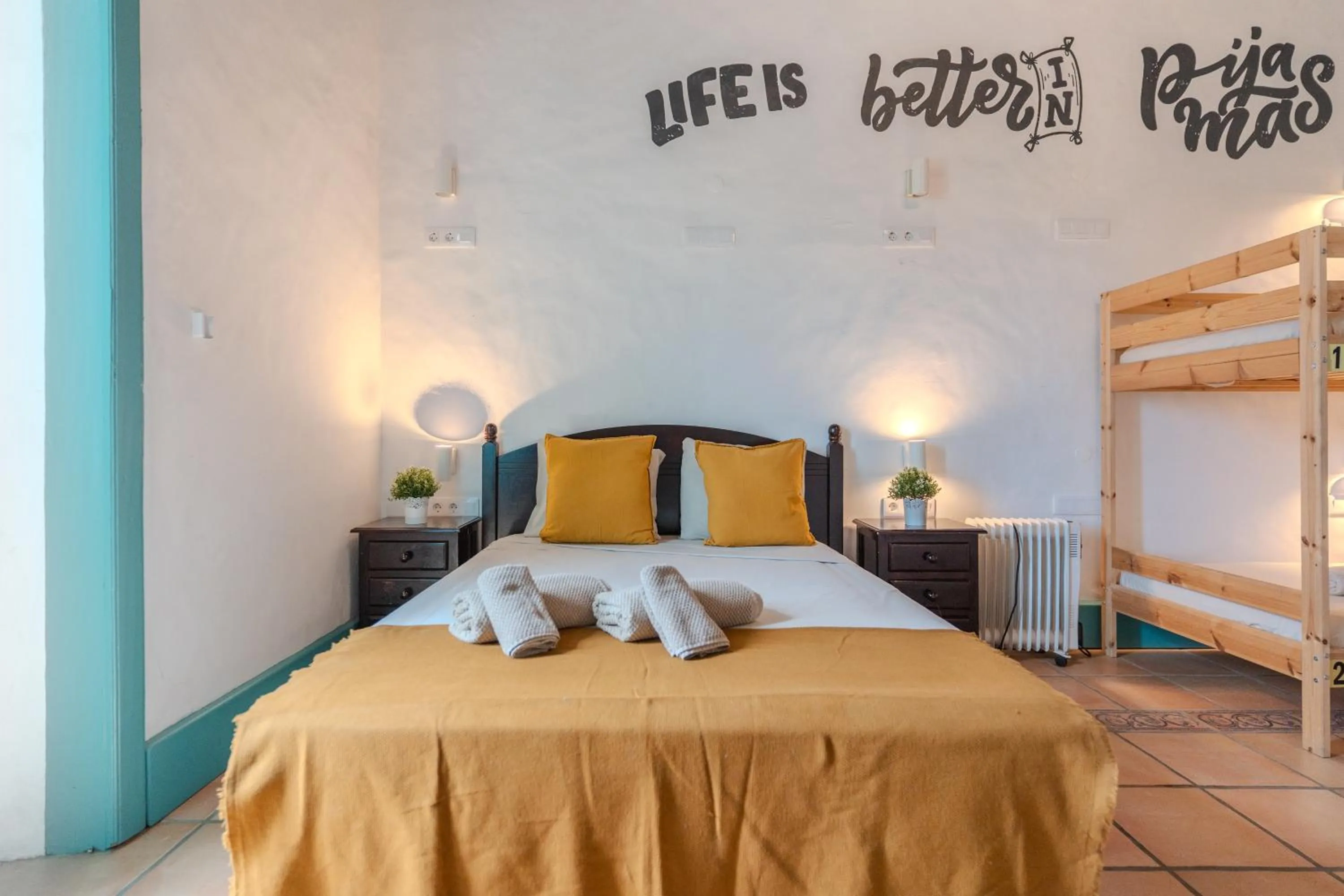 Bed in Jardines de Tamaide