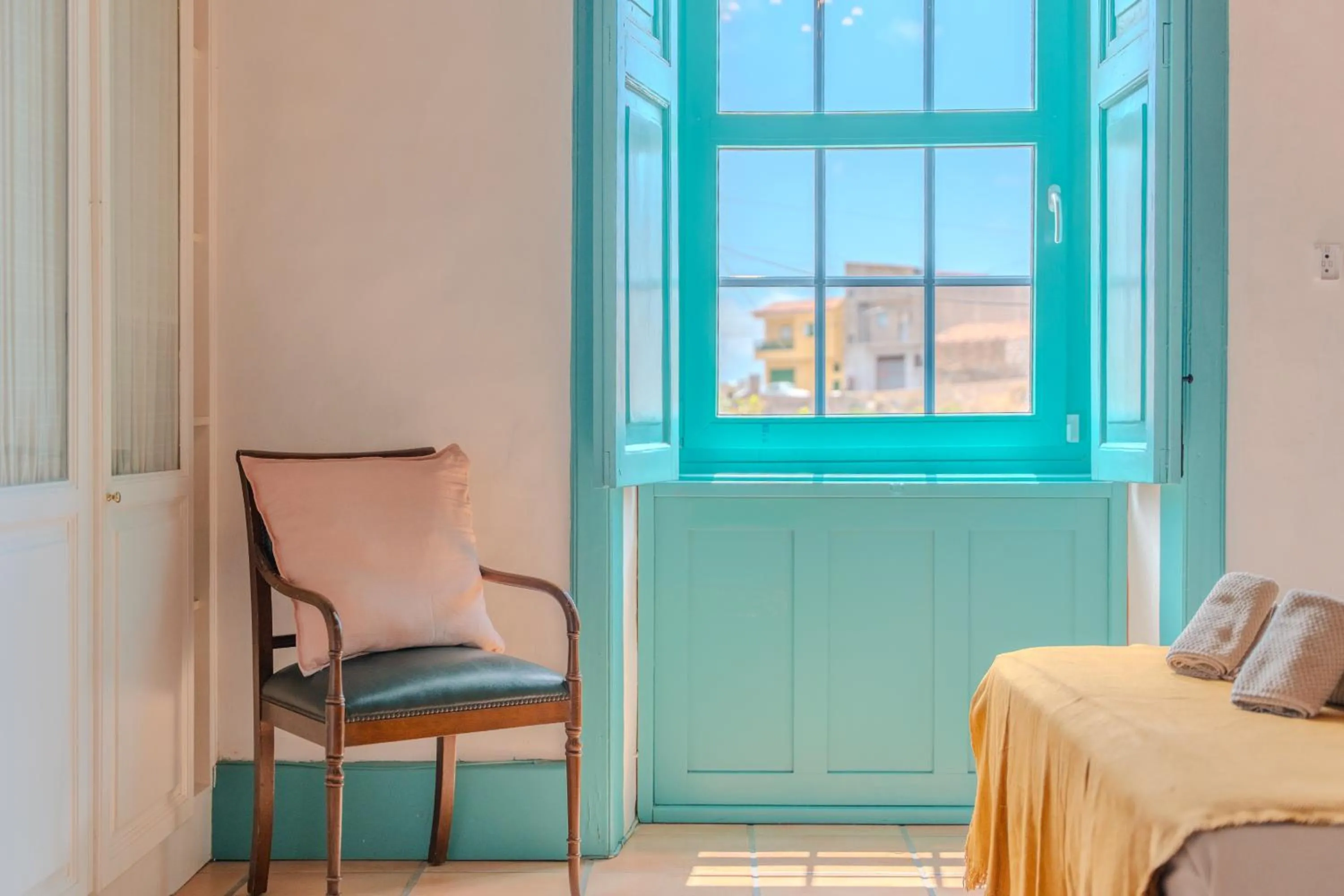 Photo of the whole room, Bed in Jardines de Tamaide