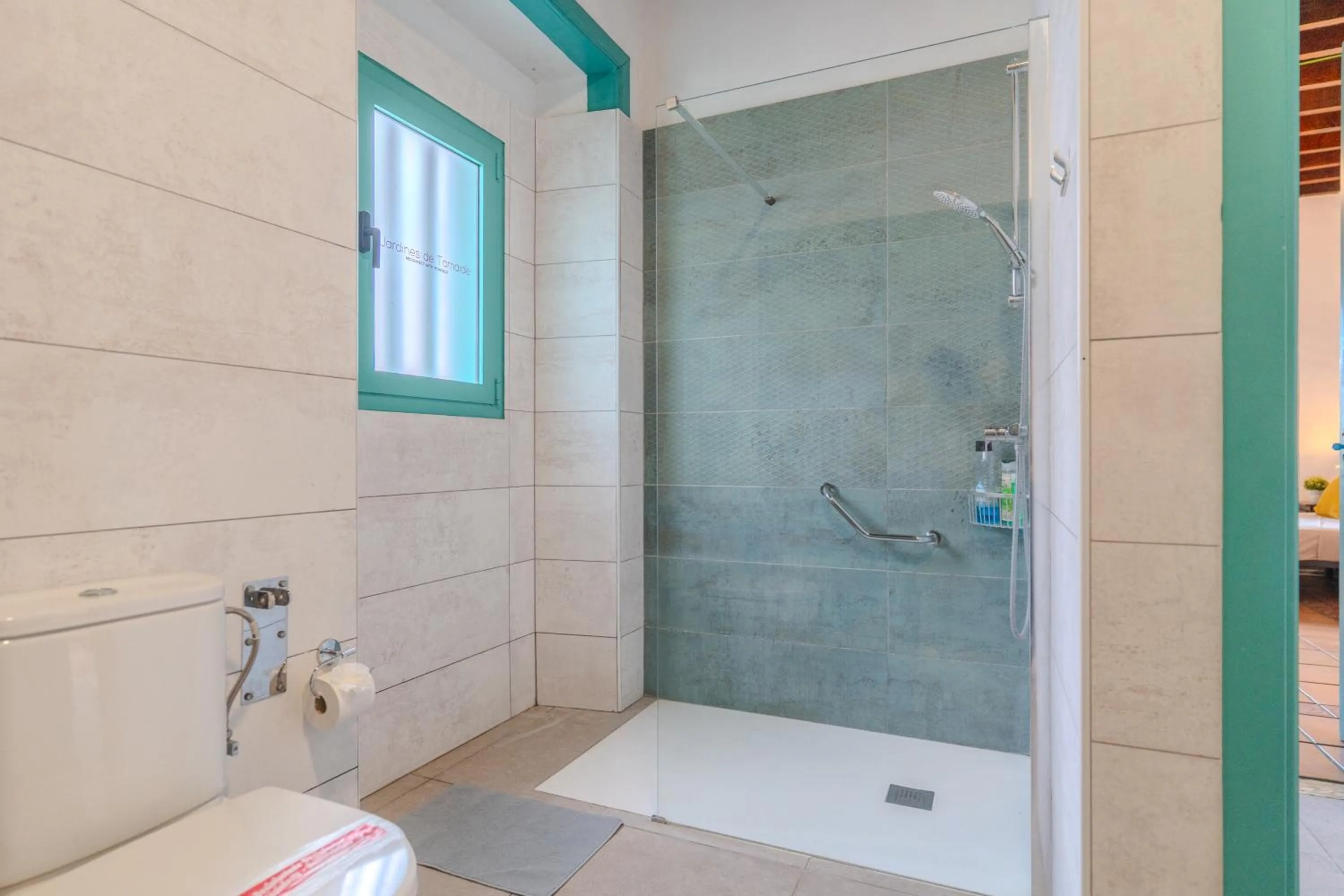 Shower in Jardines de Tamaide