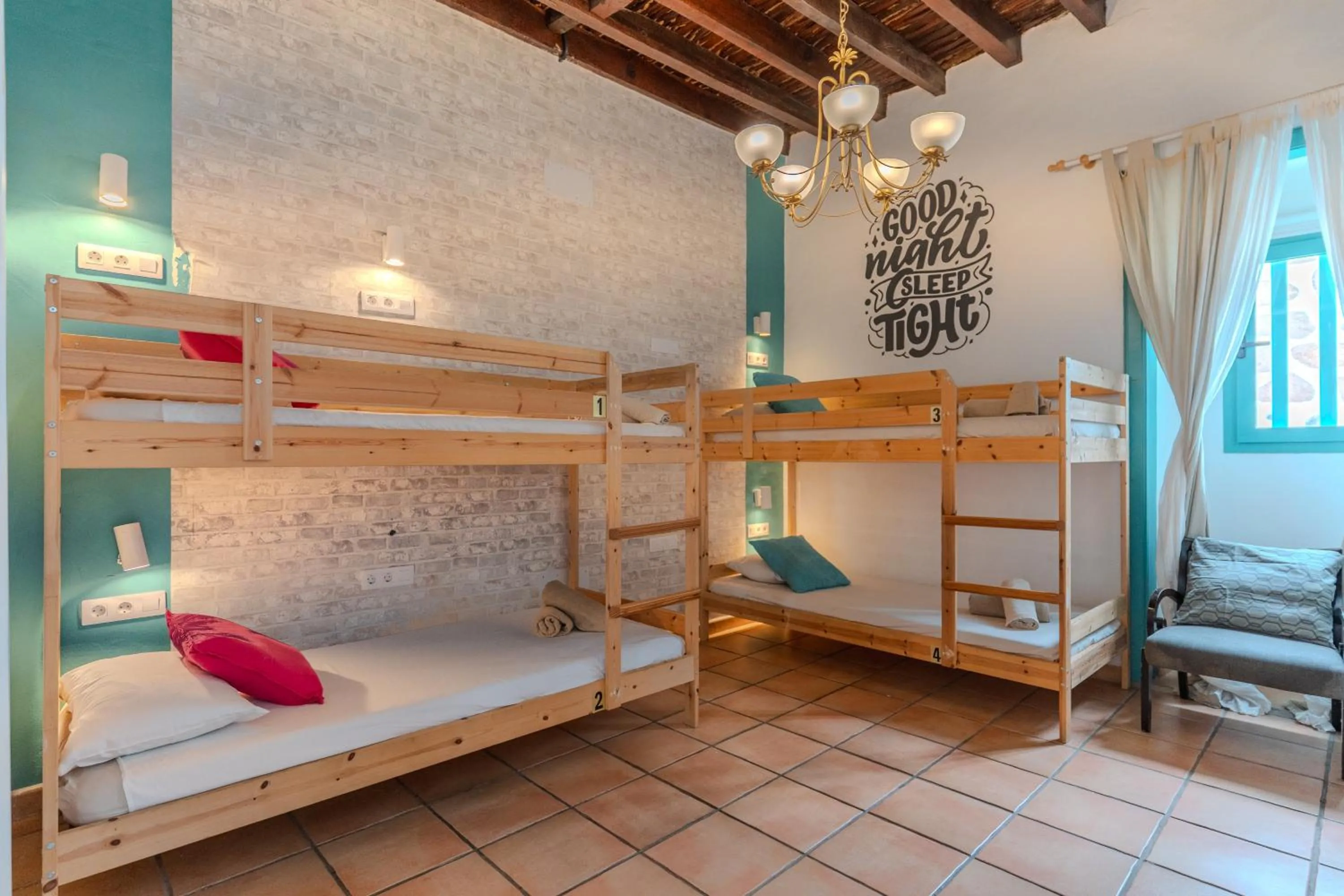 Photo of the whole room, Bed in Jardines de Tamaide