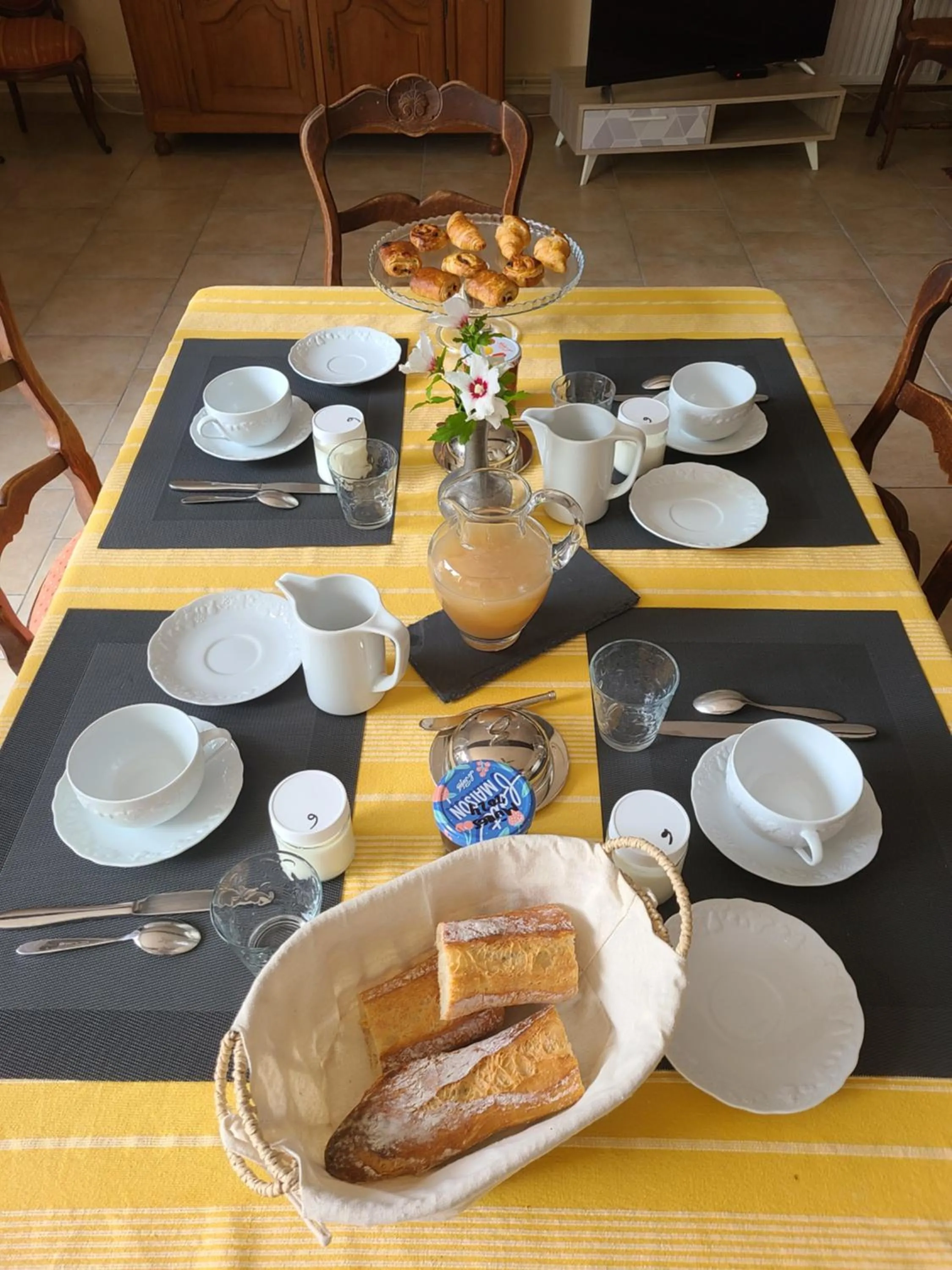 Breakfast in Chambres d'Hôtes du Clos de la Touche - Piscine chauffée