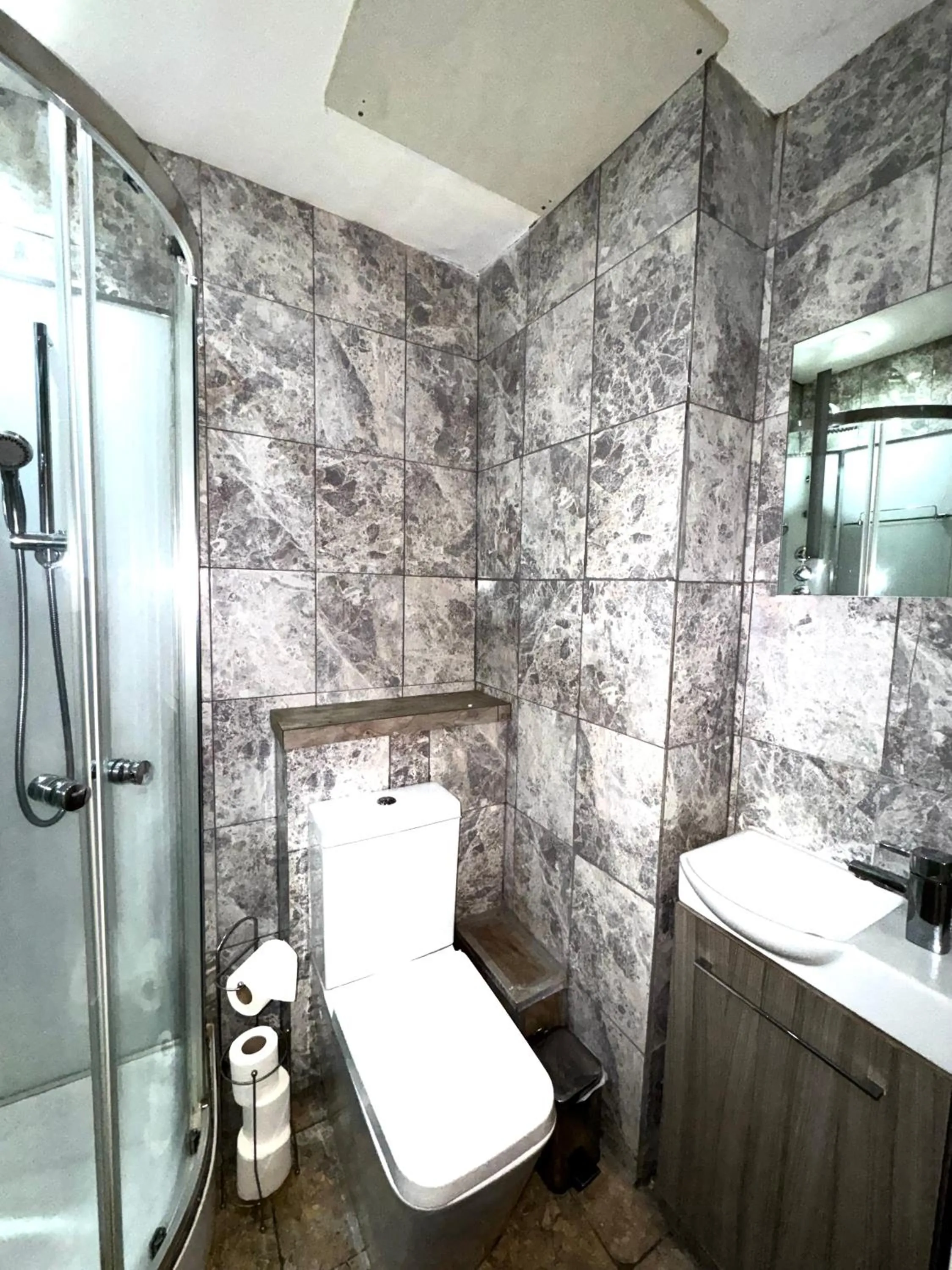 Bathroom in Riverside Hotel