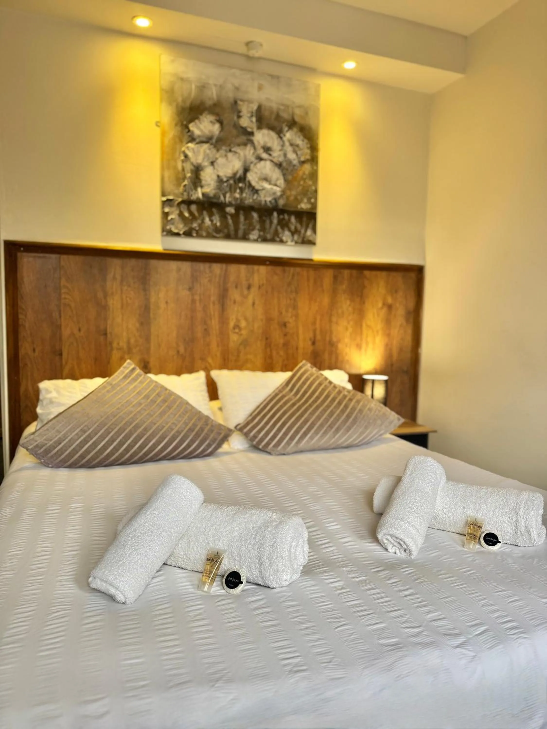 Bedroom, Bed in Riverside Hotel