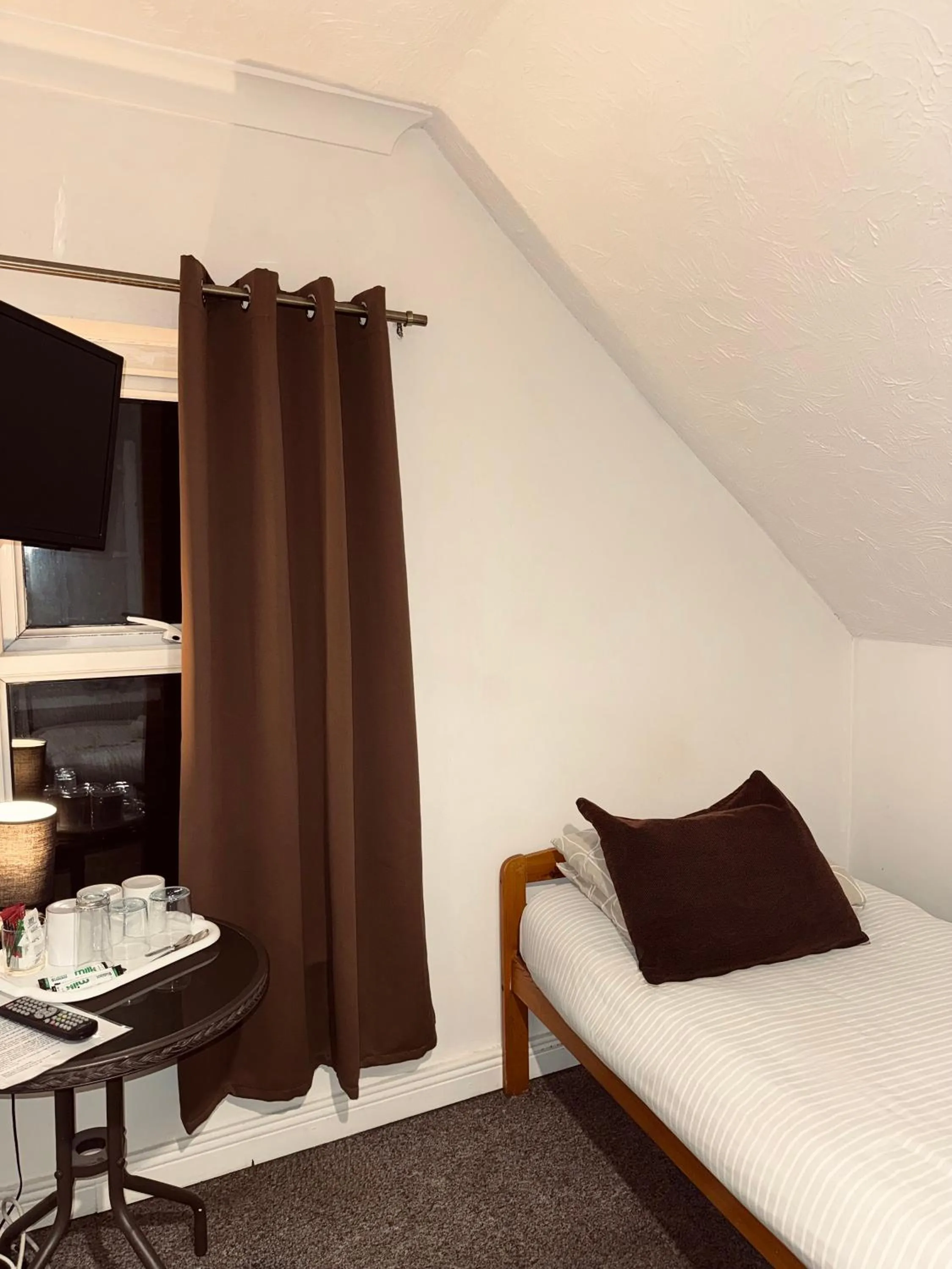 Bedroom, Bed in Riverside Hotel