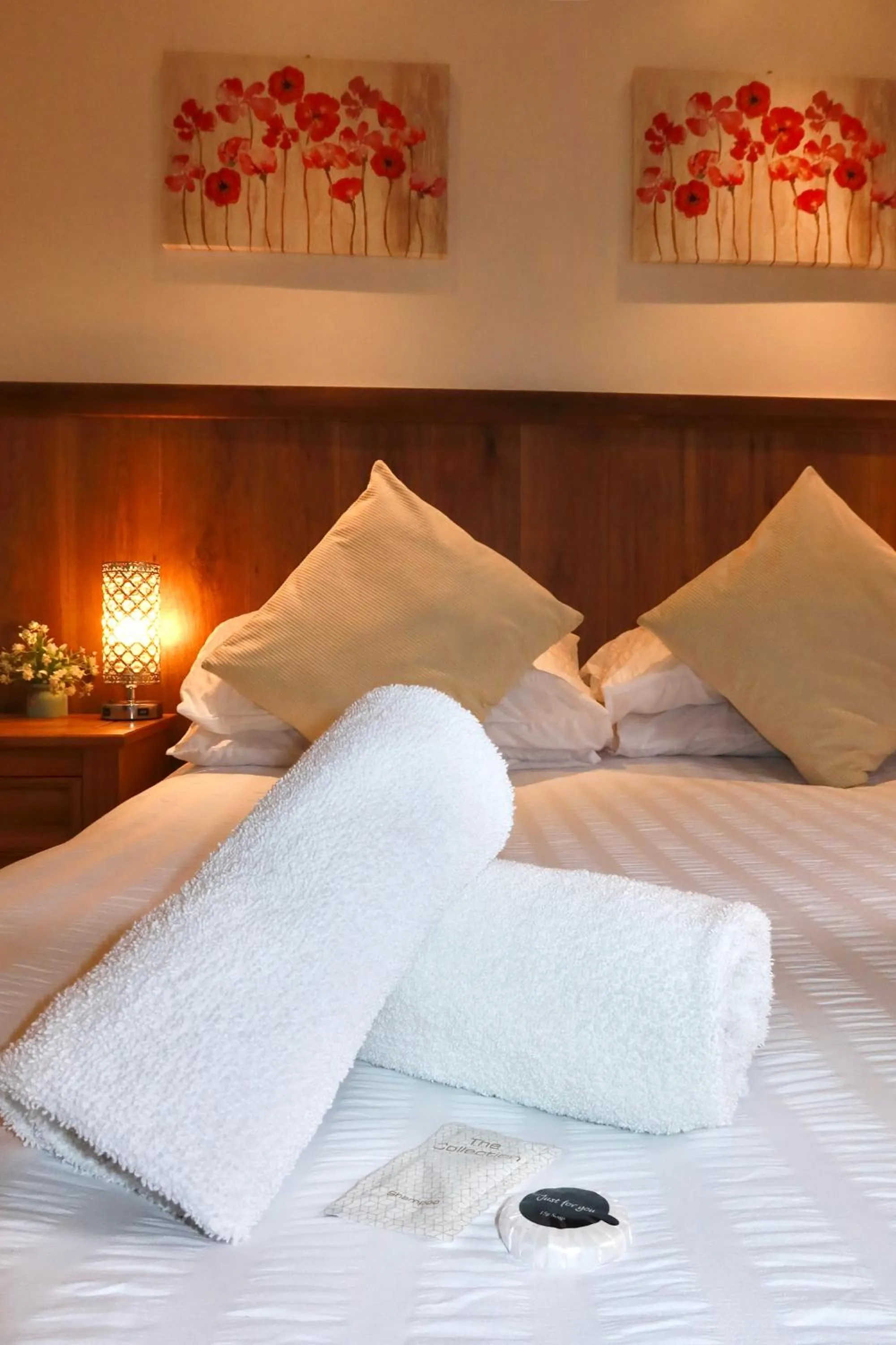 Bedroom, Bed in Riverside Hotel