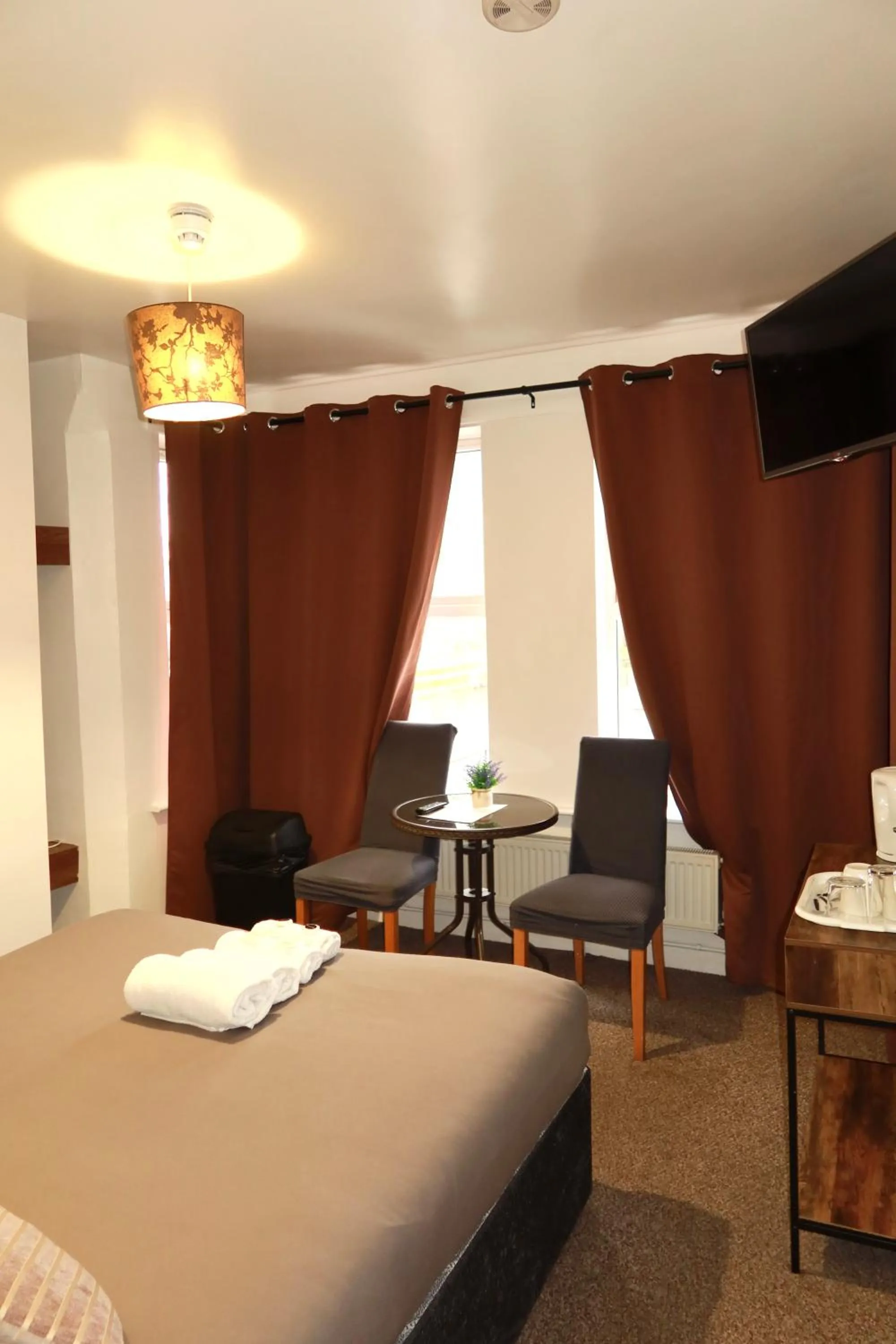 Bedroom, Bed in Riverside Hotel