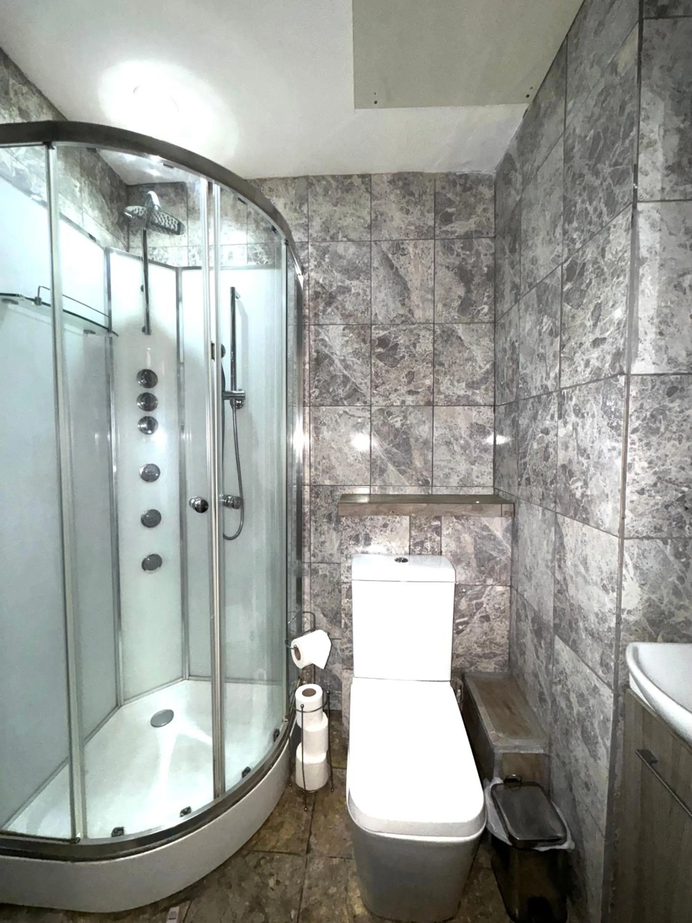 Bathroom in Riverside Hotel