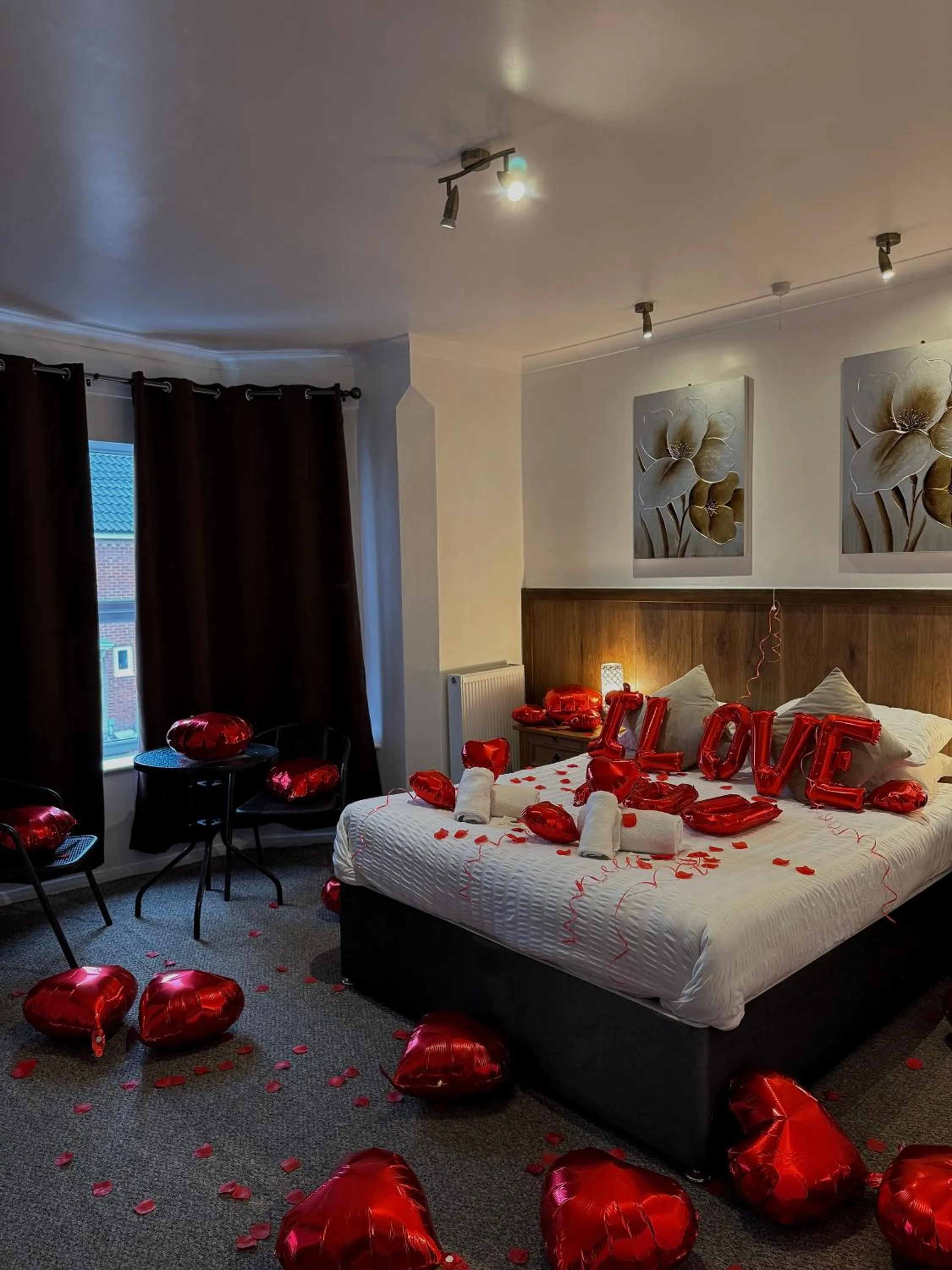 Bedroom, Bed in Riverside Hotel