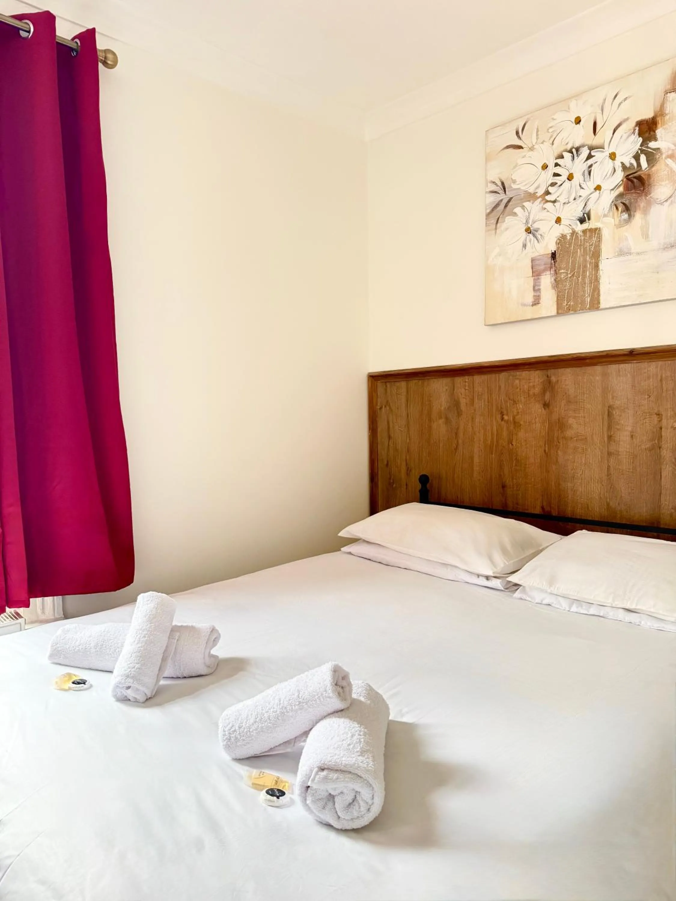 Bedroom, Bed in Riverside Hotel