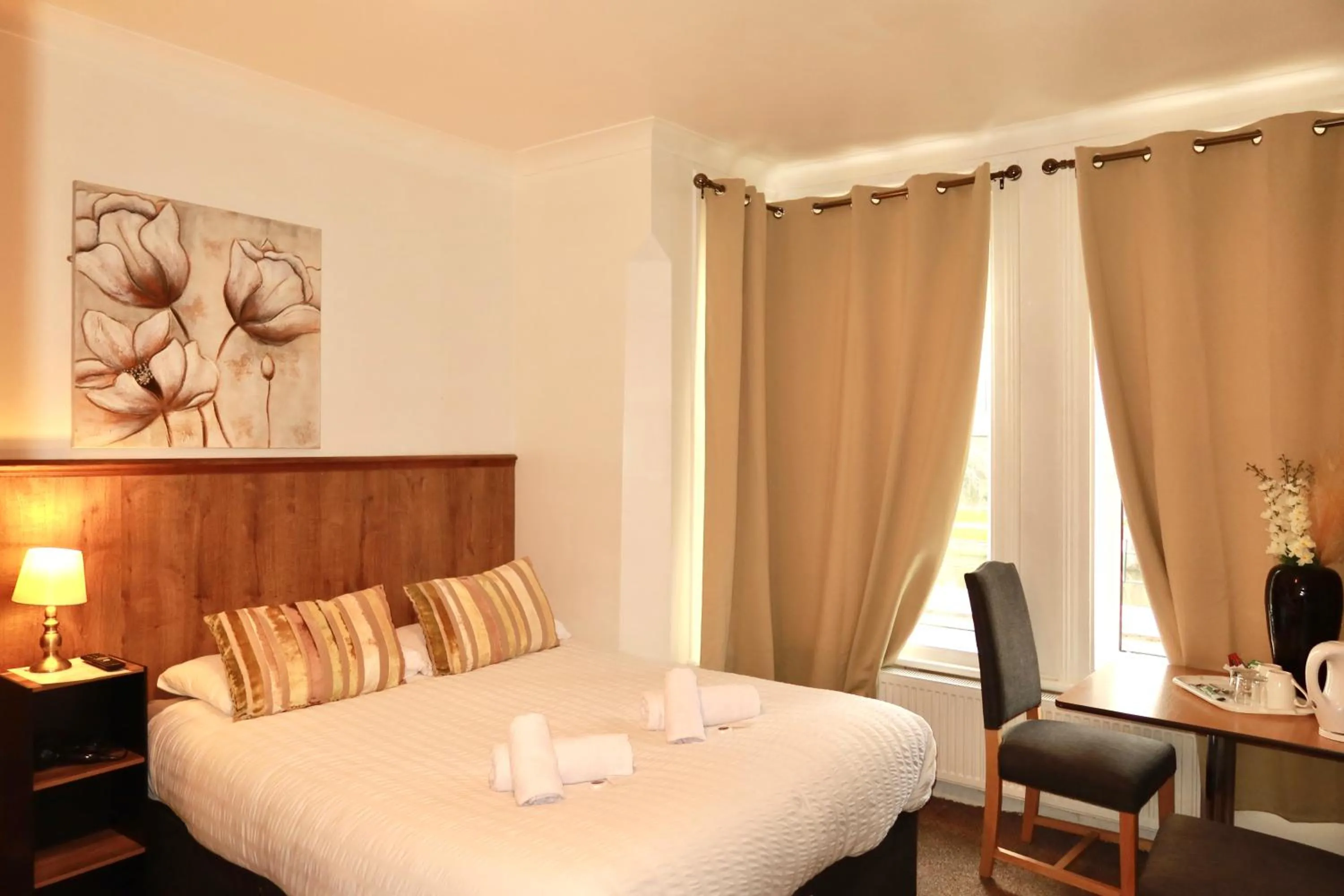 Bedroom, Bed in Riverside Hotel