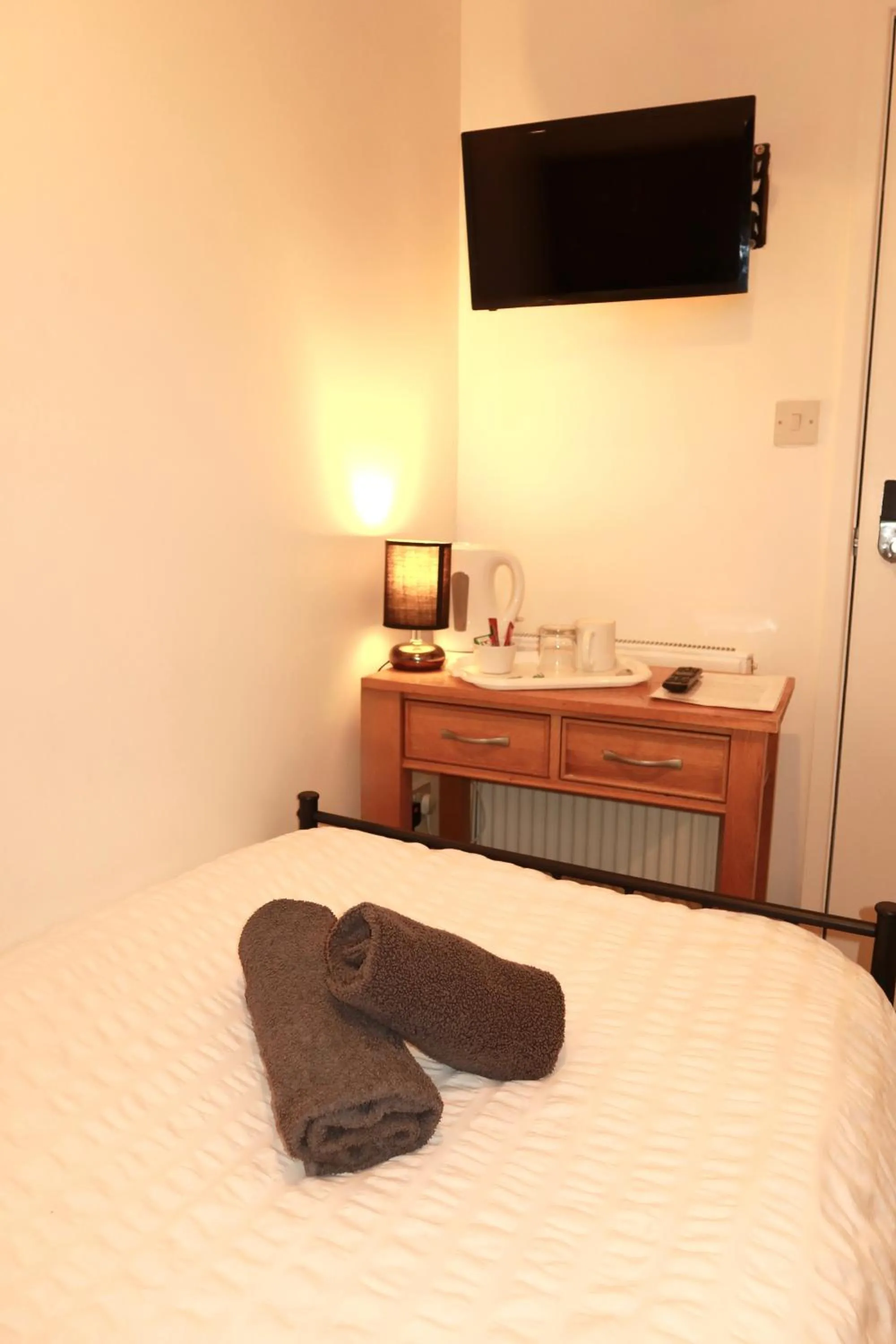 Bedroom, Bed in Riverside Hotel