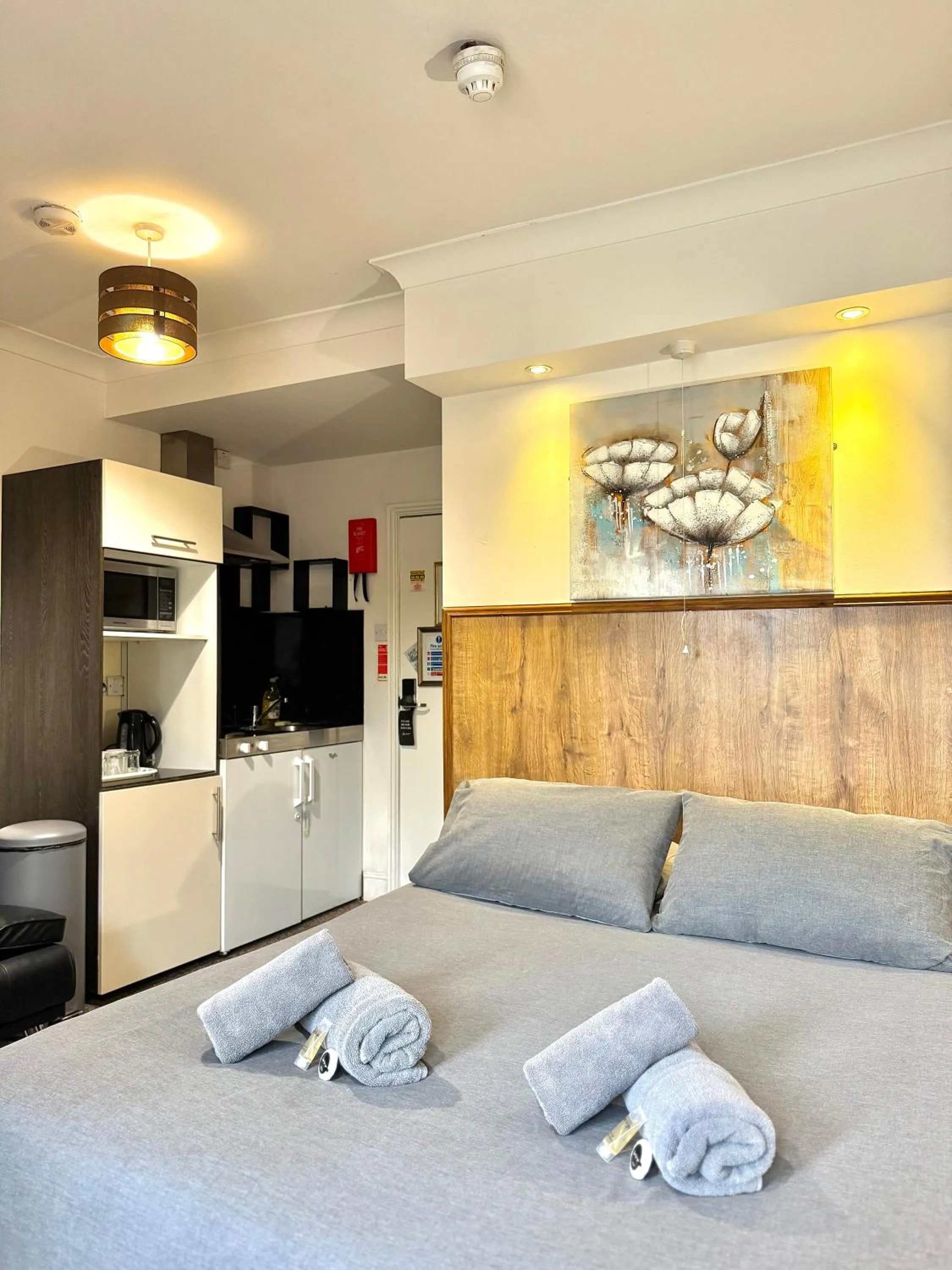 Kitchen or kitchenette, Bed in Riverside Hotel