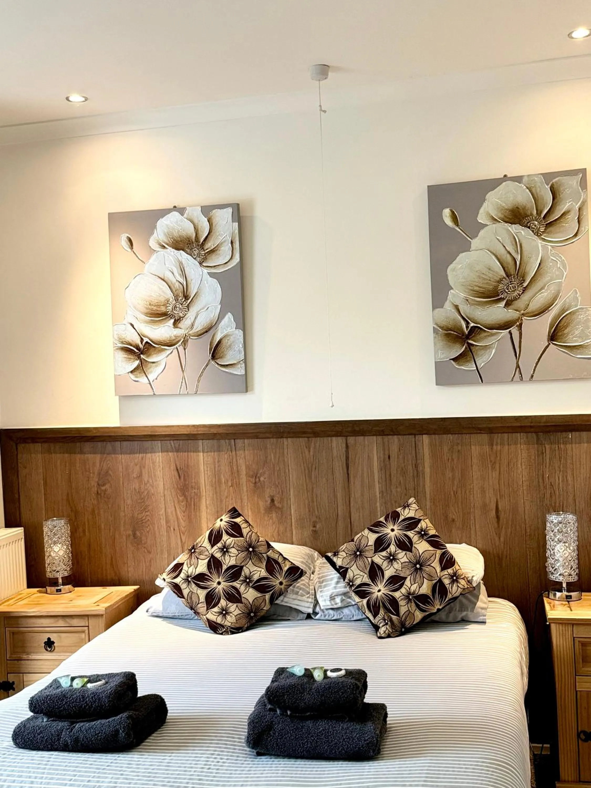 Bedroom, Bed in Riverside Hotel