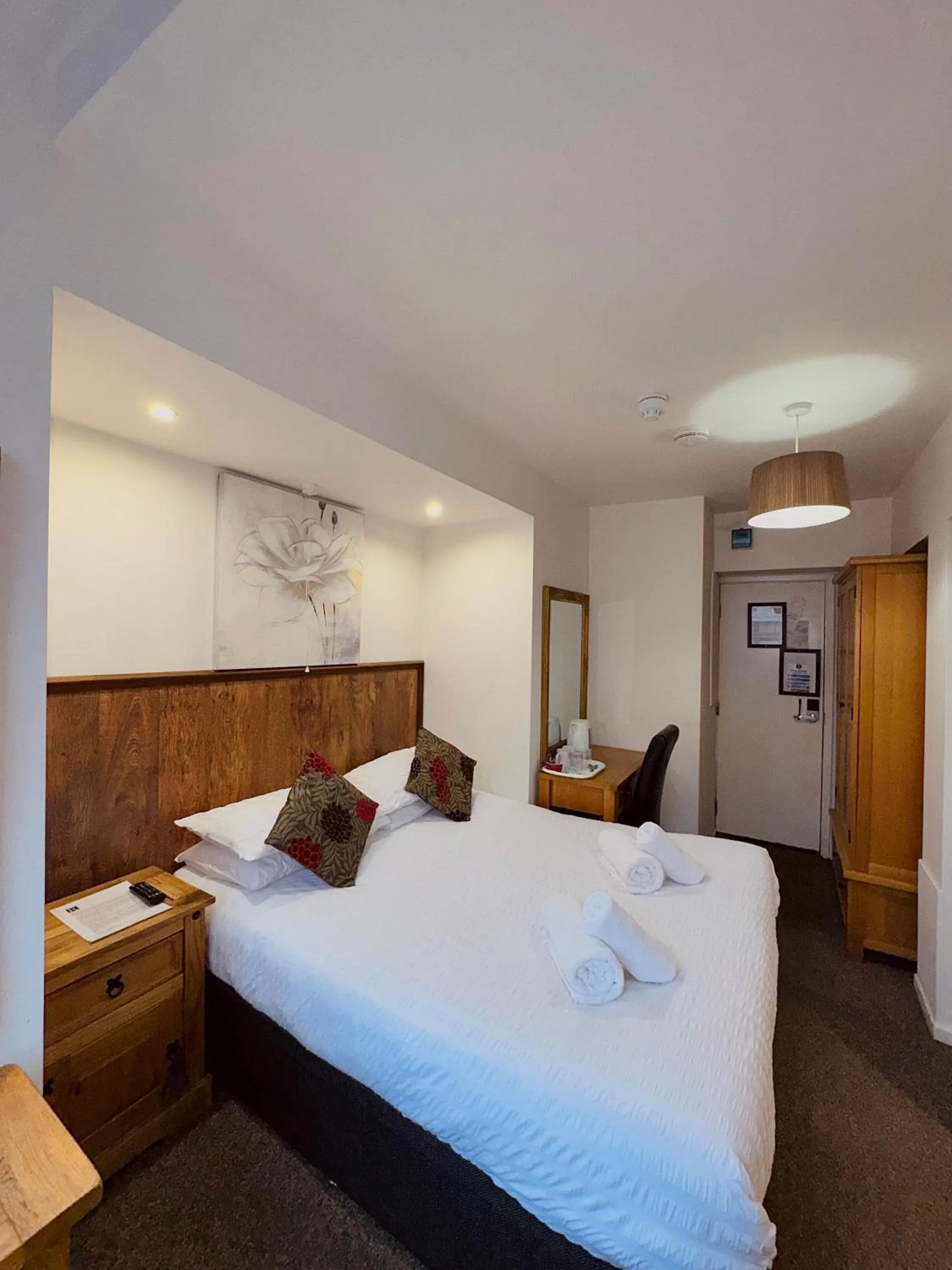 Bedroom, Bed in Riverside Hotel