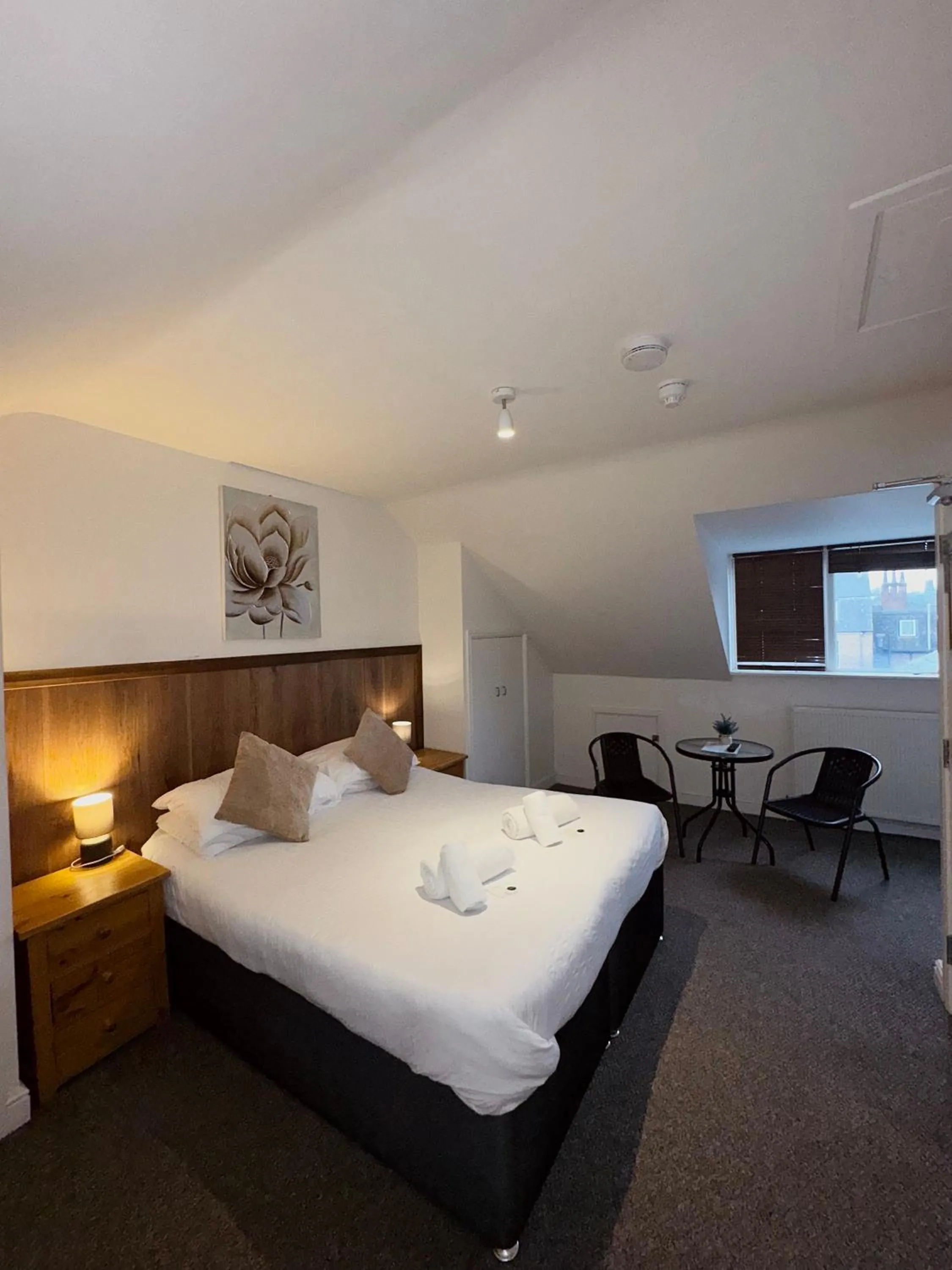 Bedroom, Bed in Riverside Hotel