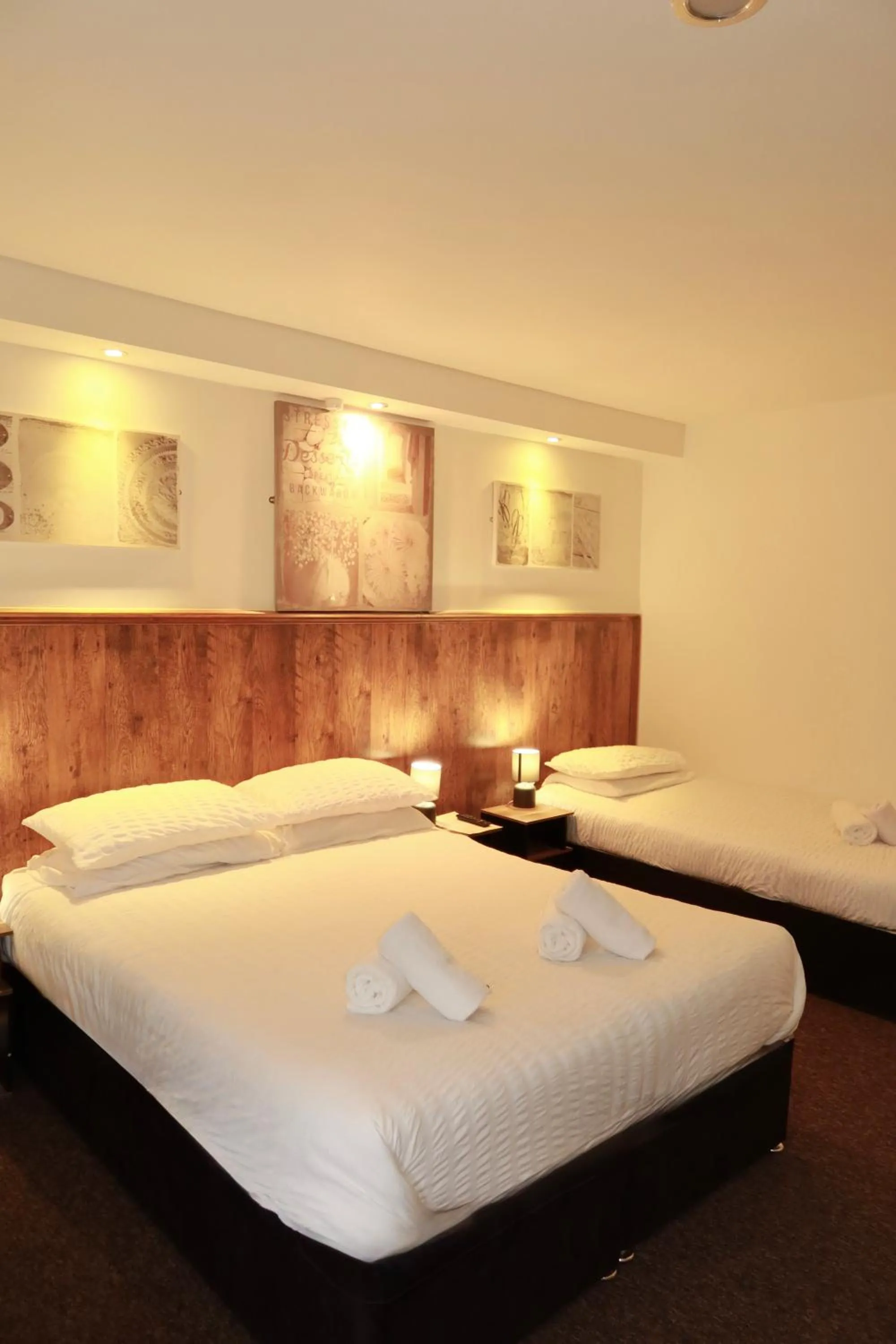 Bedroom, Bed in Riverside Hotel