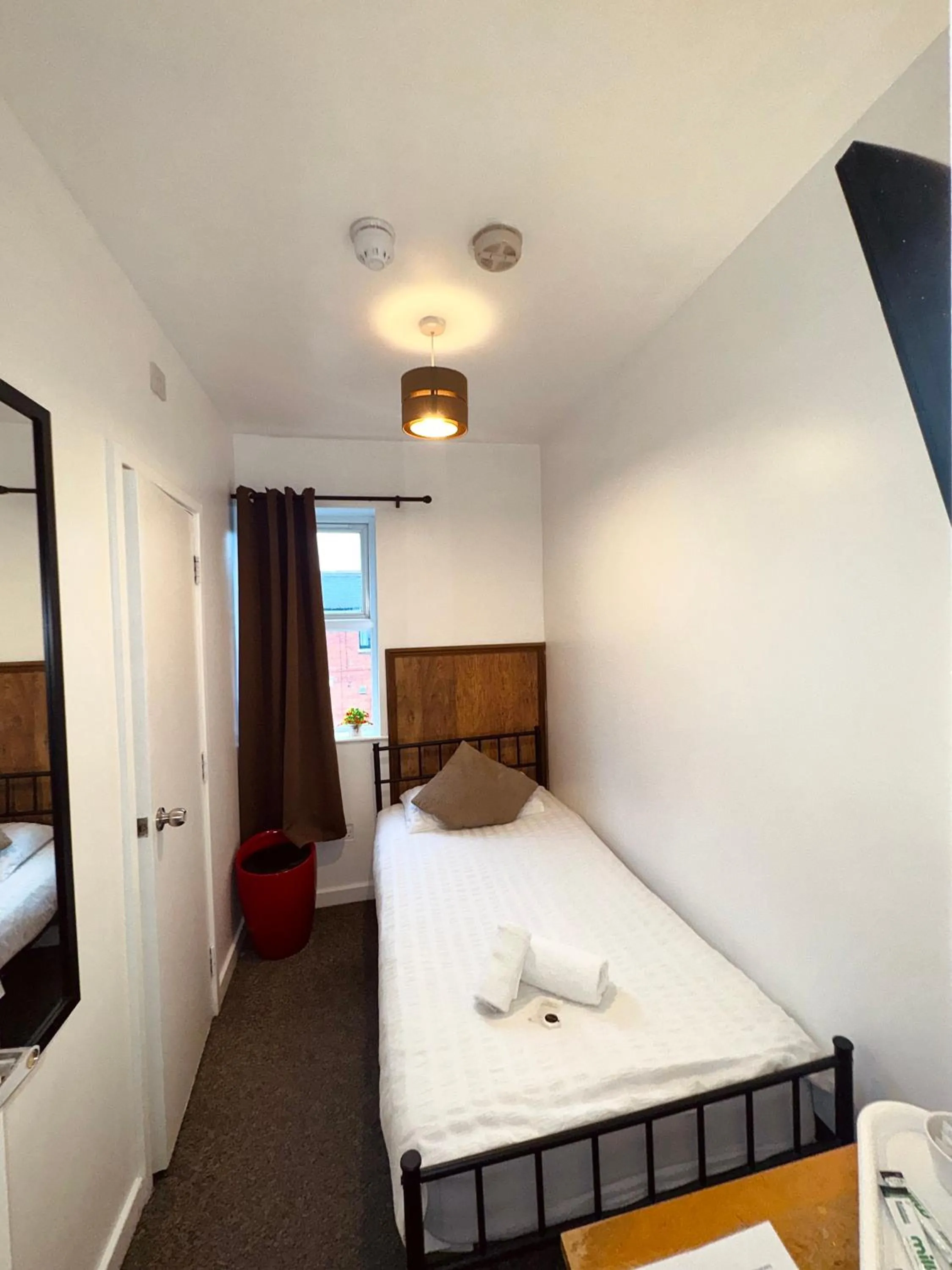 Bedroom, Bed in Riverside Hotel