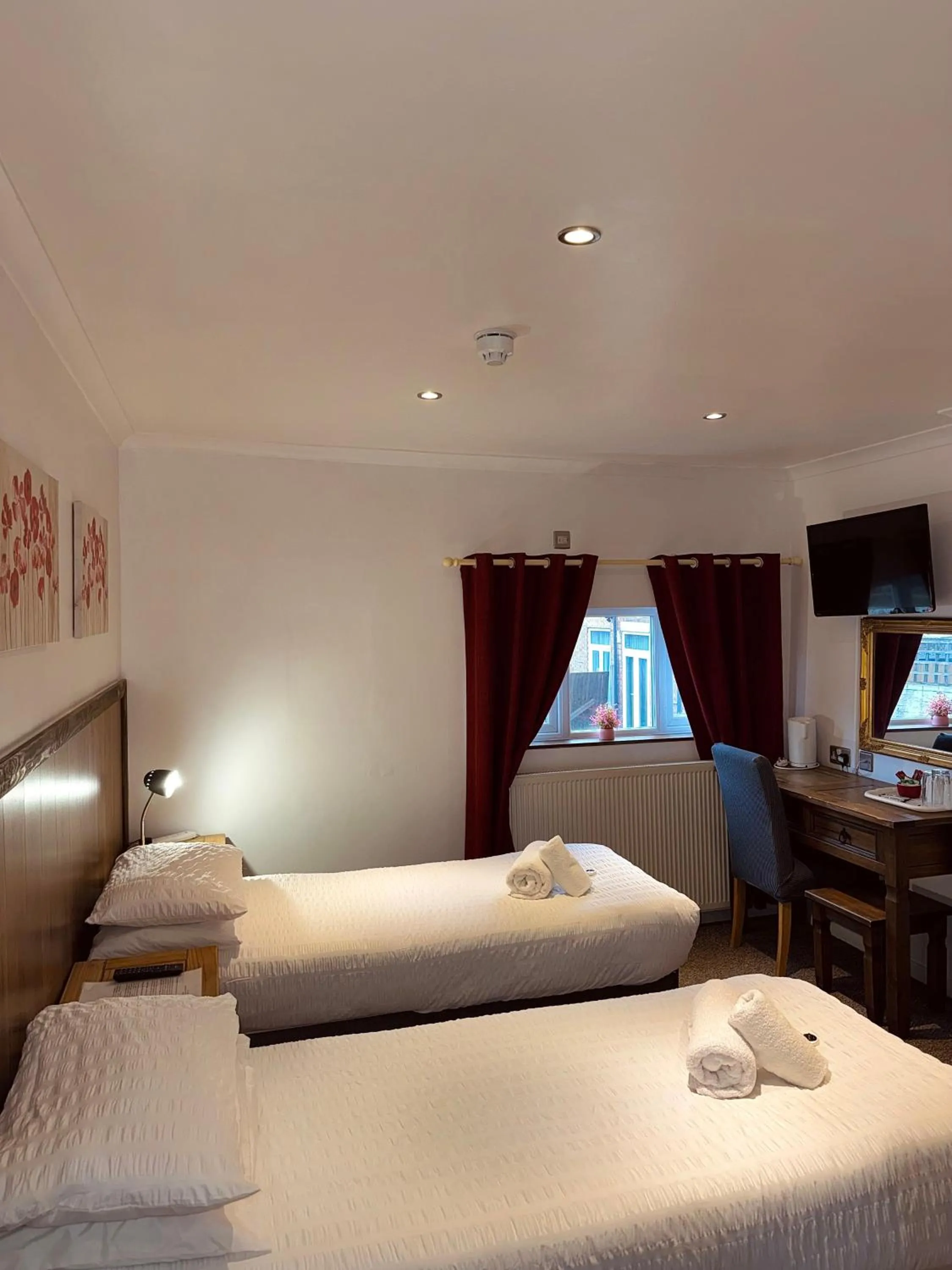 Bedroom, Bed in Riverside Hotel