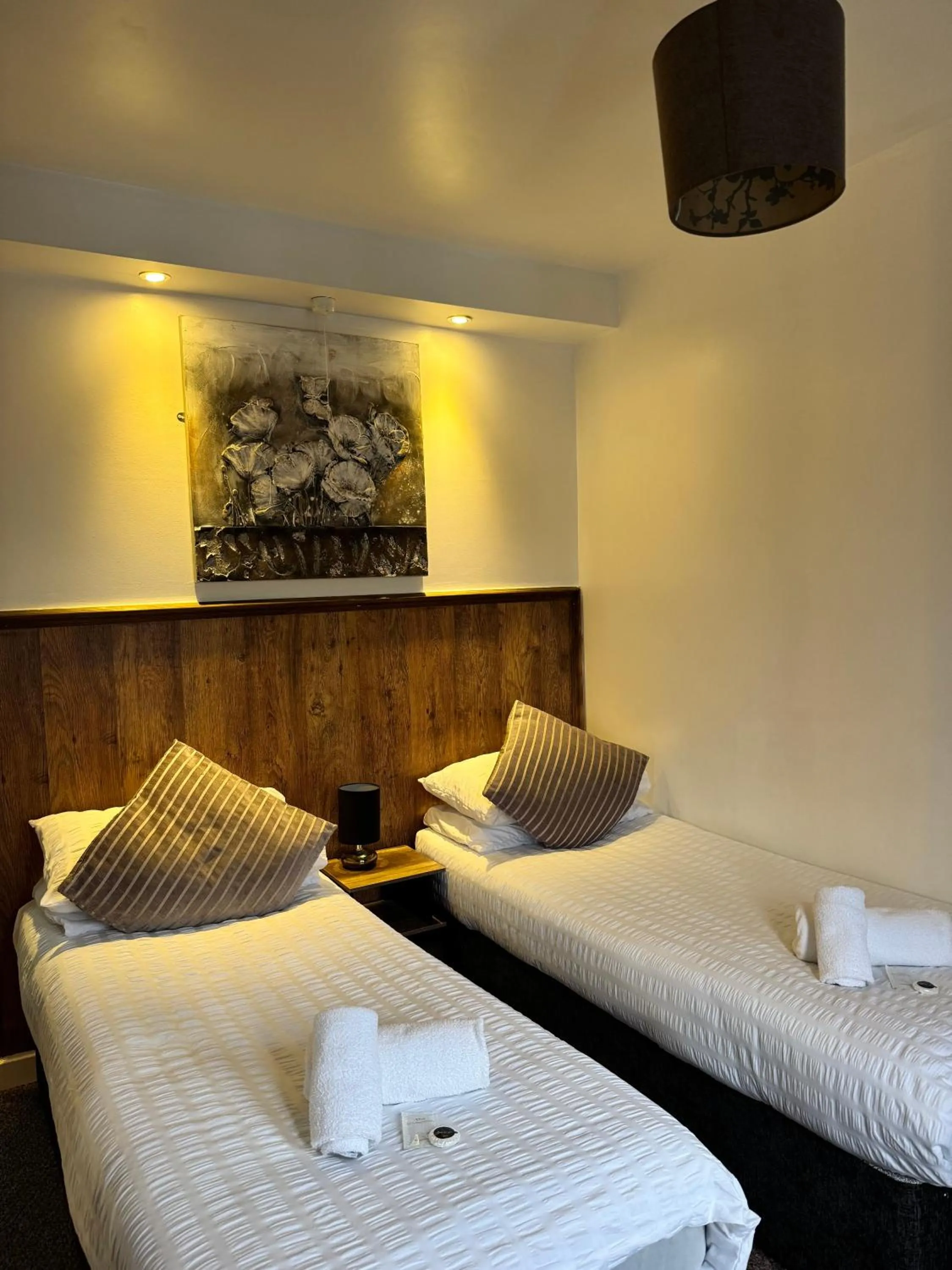 Bedroom, Bed in Riverside Hotel