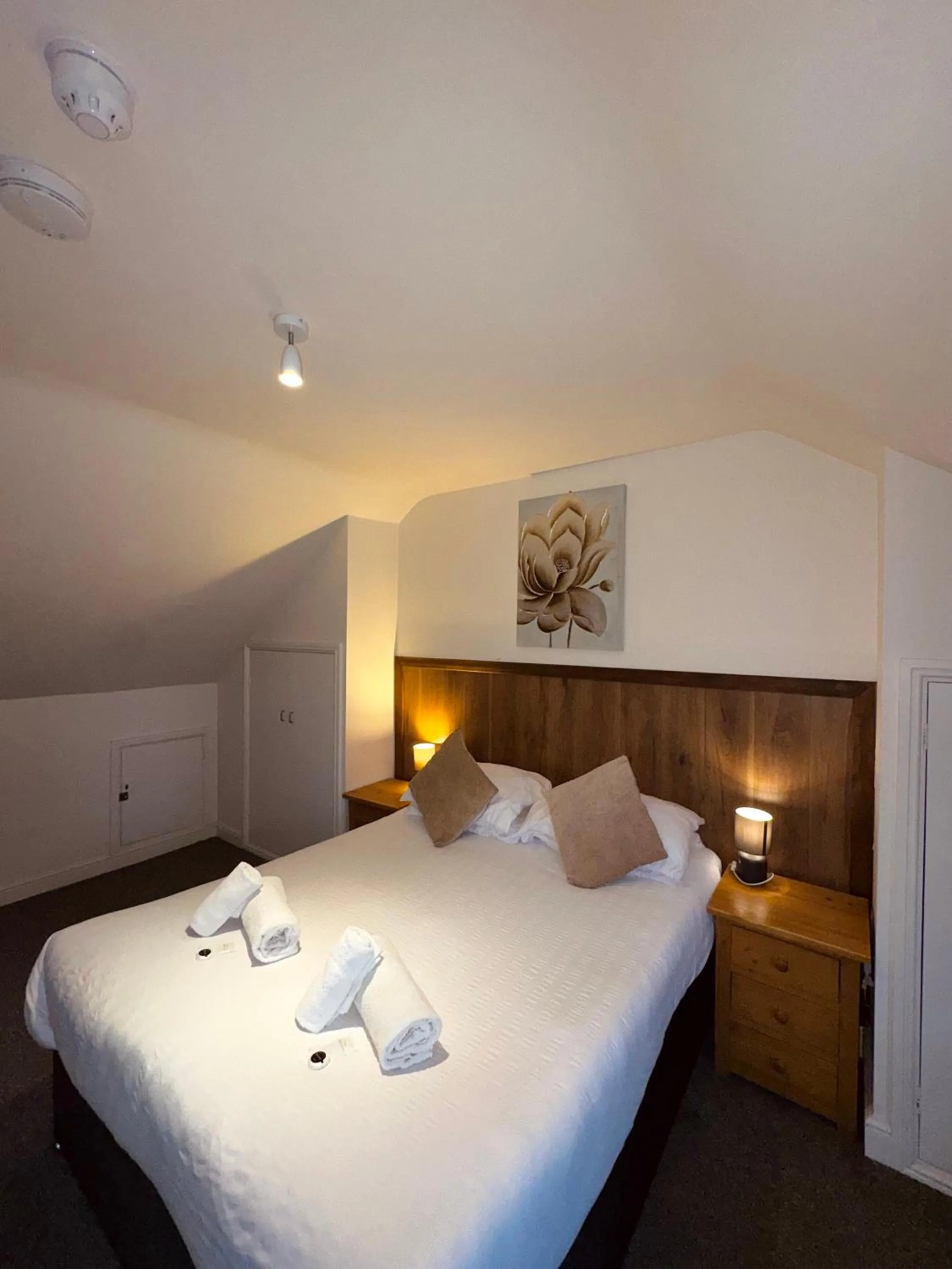 Bedroom, Bed in Riverside Hotel